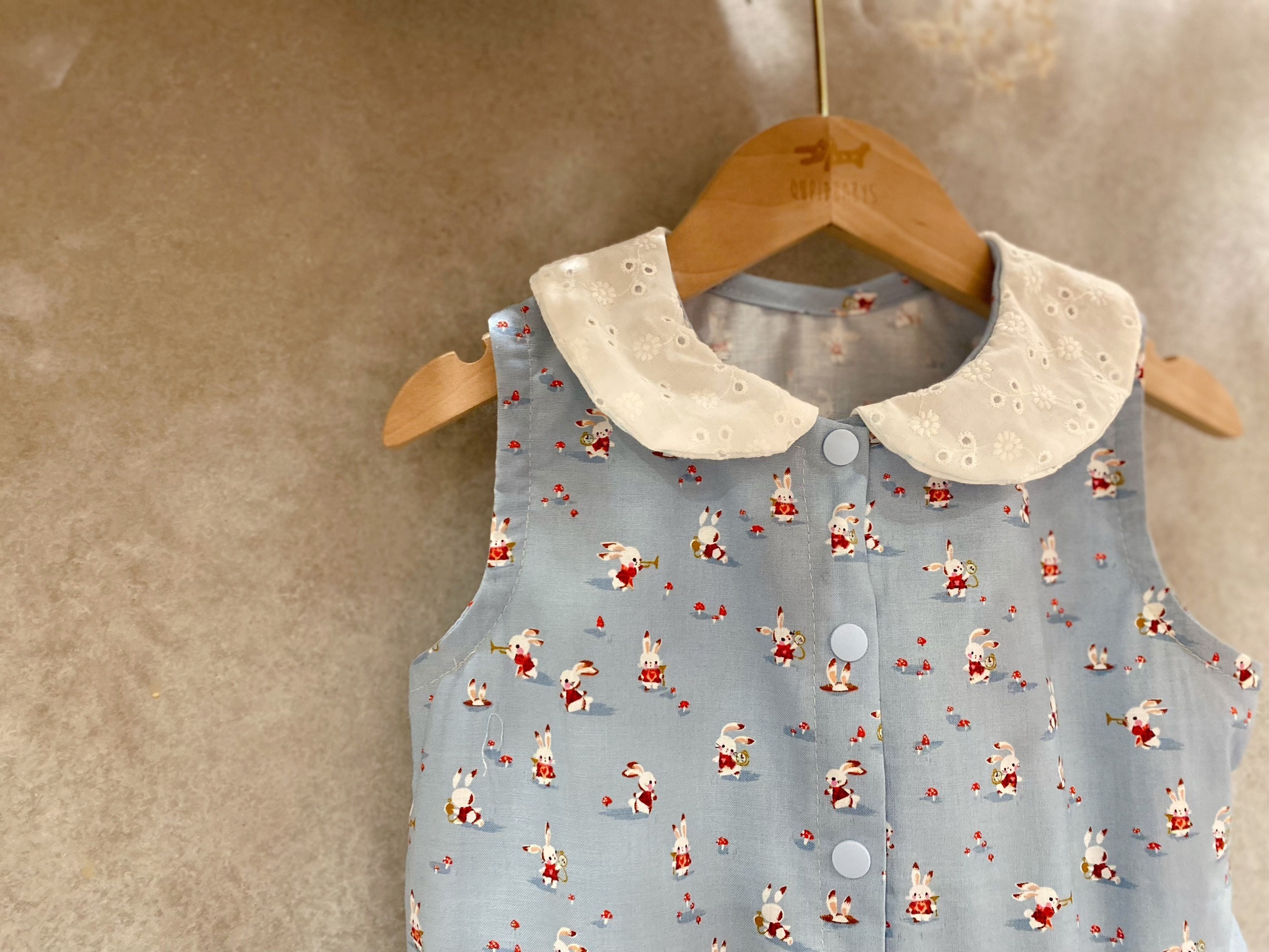 藍底小兔兔 領口洋裝(110)