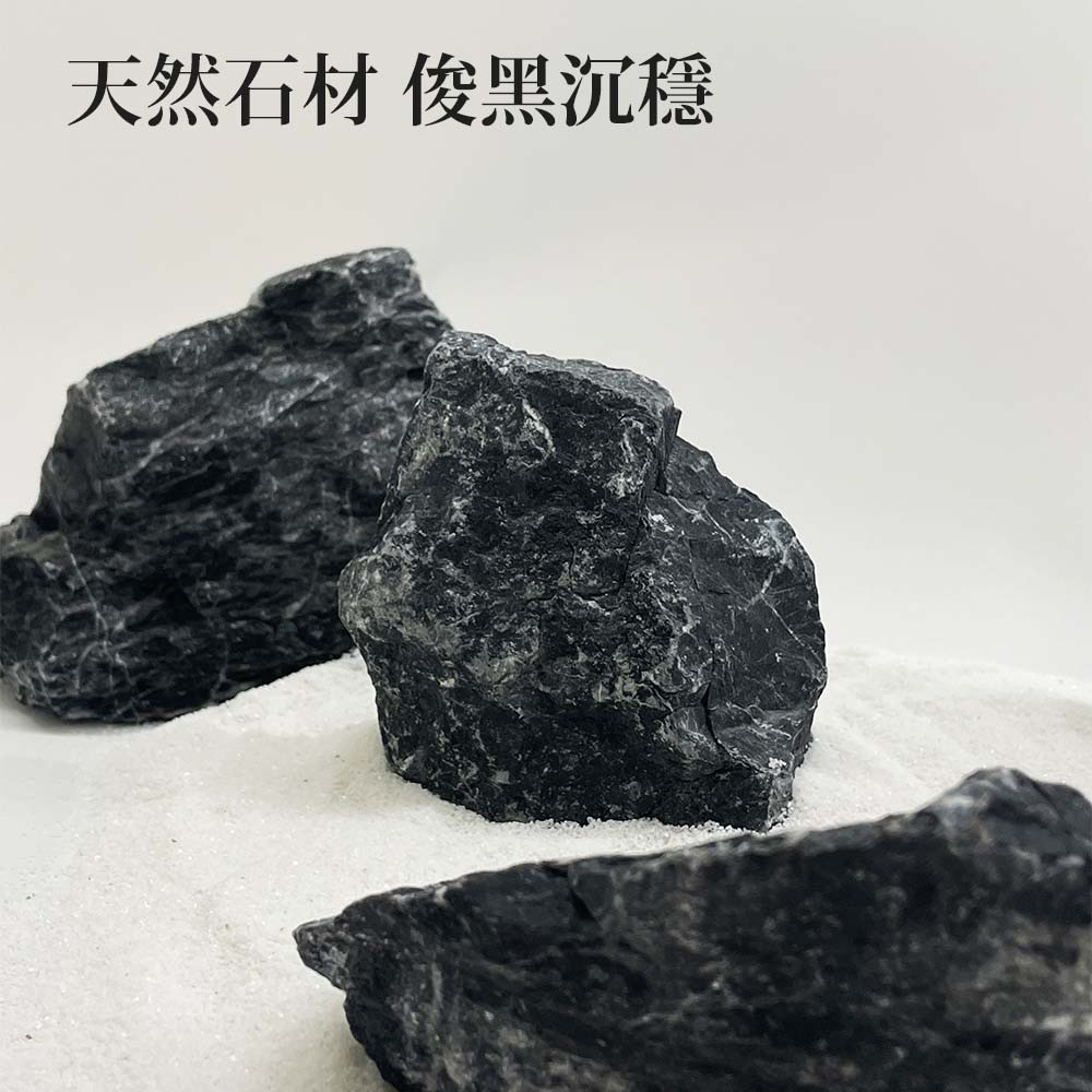 野山石外型多為塊狀、有棱有角，堆疊後能營造出層巒疊嶂的自然景觀