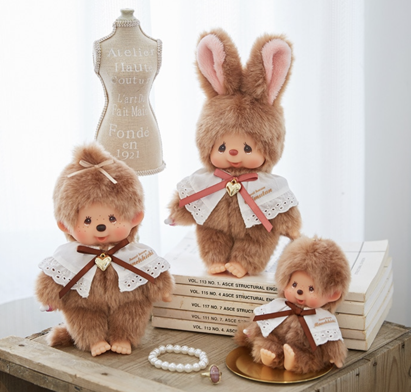 現貨┃Monchhichi 夢奇奇 甜美棕色系列 蕾絲 圍兜 玩偶 擺飾 娃娃 吊飾