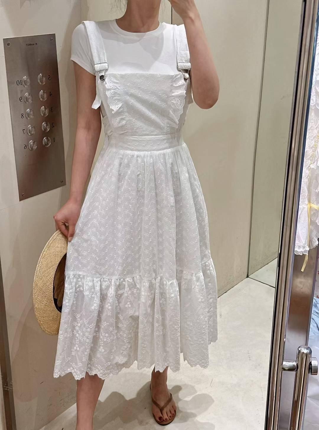 白色緹花吊帶長裙