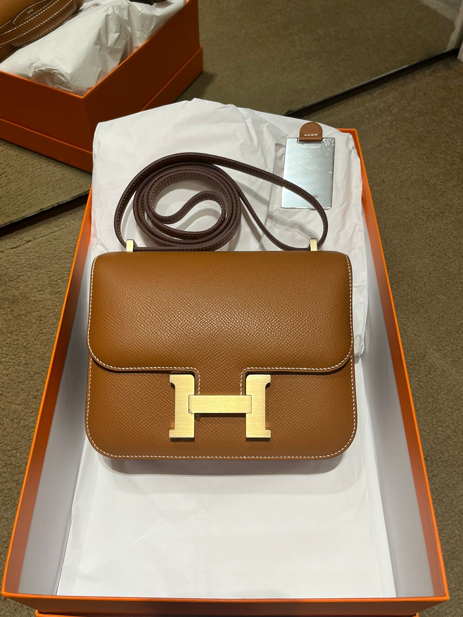 Constance mini mirror 37 gold cu K