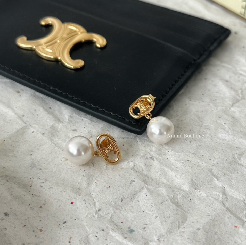 <折扣ING🔥> CELINE TRIOMPHE PEARL EARRINGS IN BRASS WITH GOLD FINISH AND GLASS PEARLS