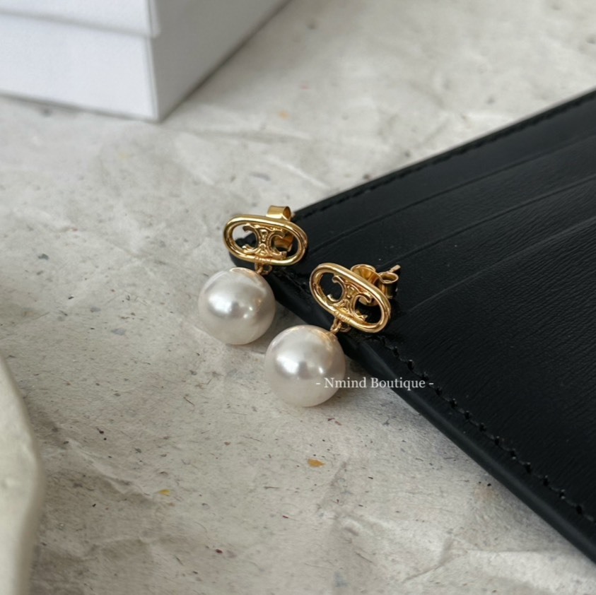 <折扣ING🔥> CELINE TRIOMPHE PEARL EARRINGS IN BRASS WITH GOLD FINISH AND GLASS PEARLS