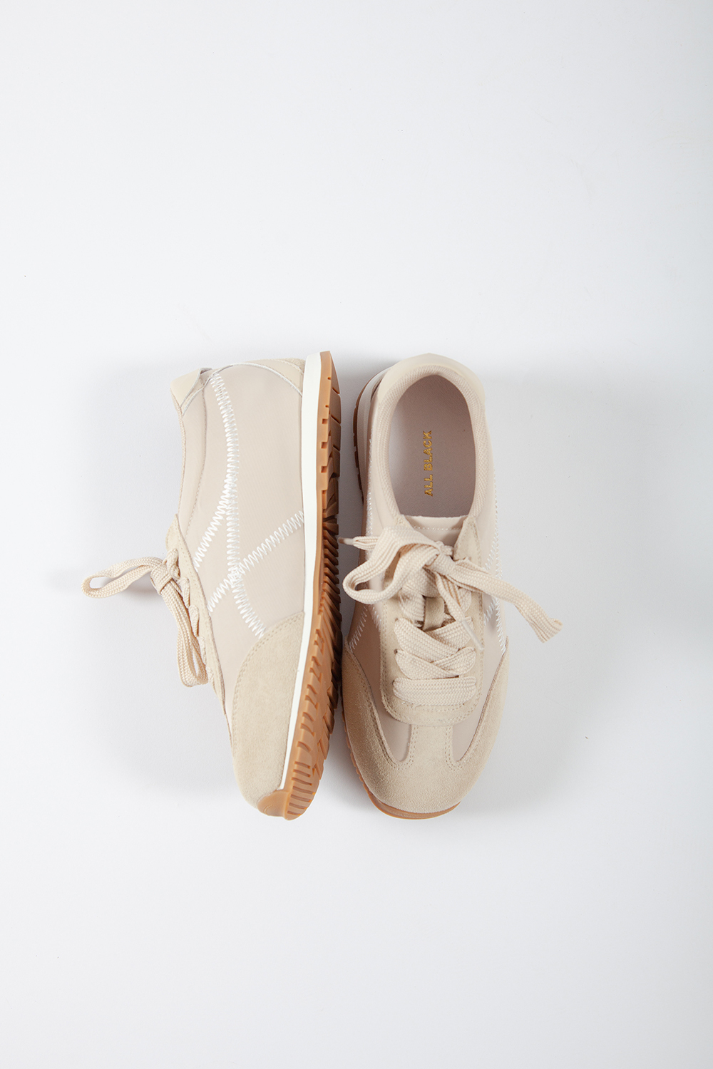 Creamy 霧面拼接慢跑鞋