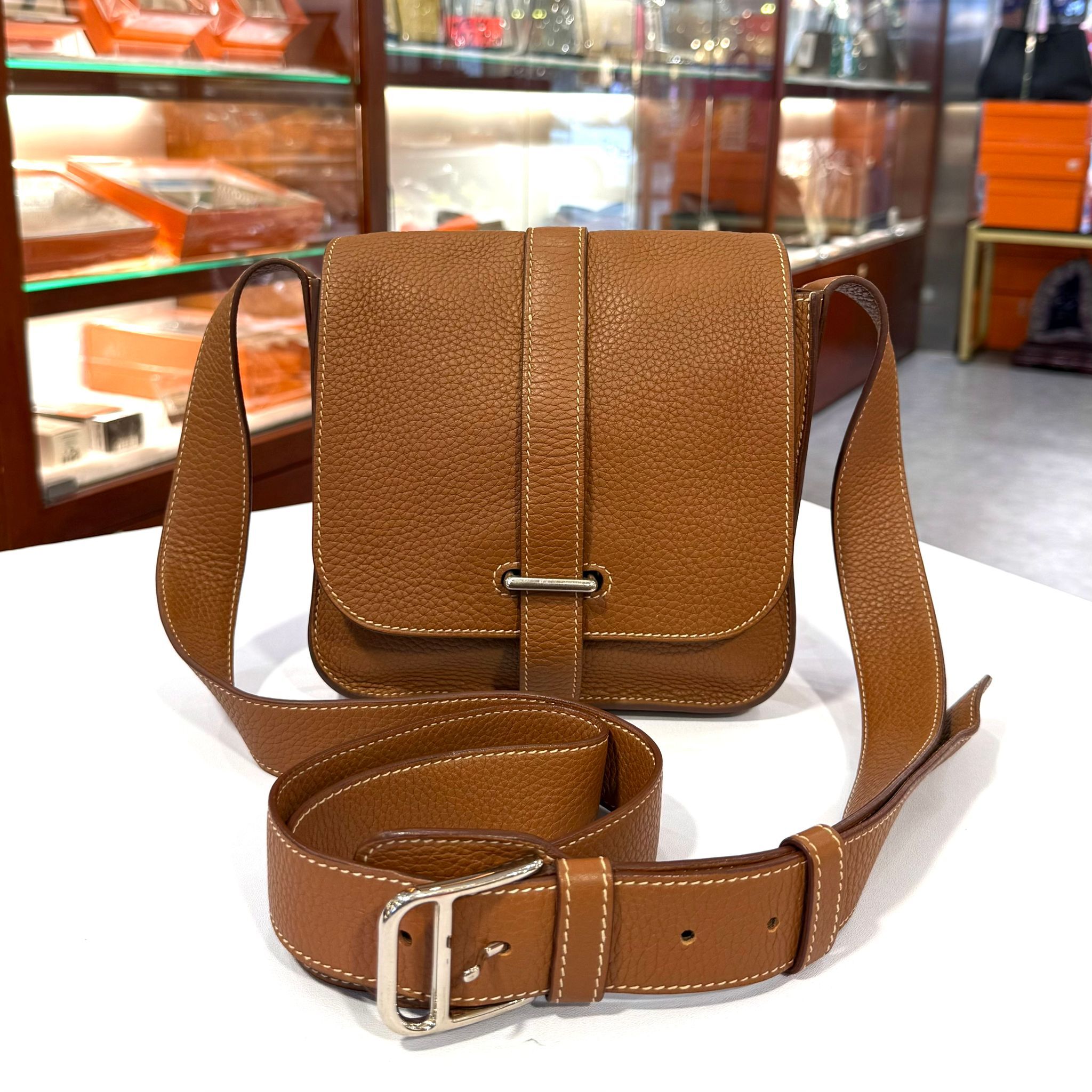 98%NEW二手HERMES男士斜揹袋 STEVE郵差包 金棕色TOGO皮/銀扣 小號 GOLD PHW #香榭站正品