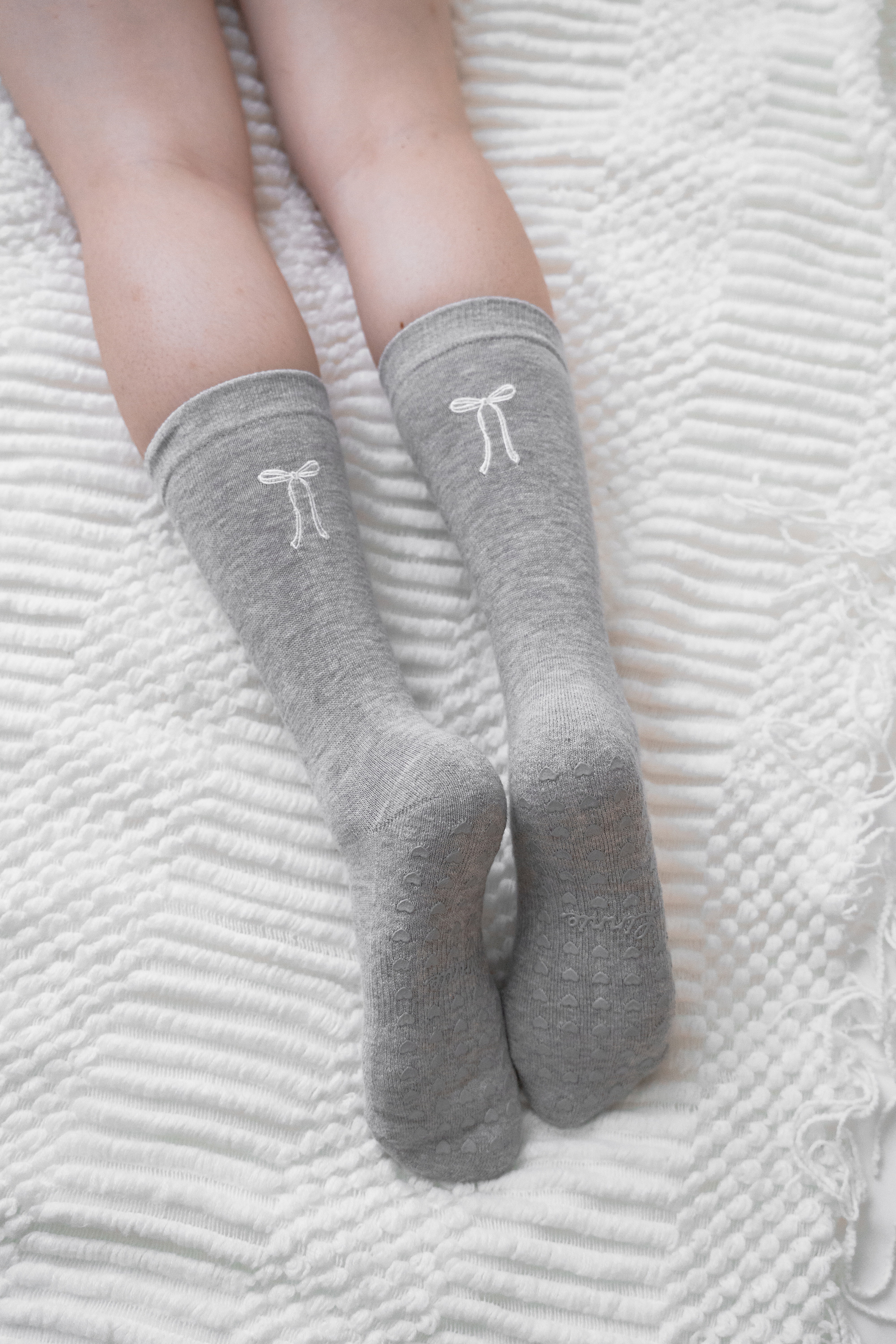 MIT 刺繡蝴蝶結 止滑襪 / 深灰