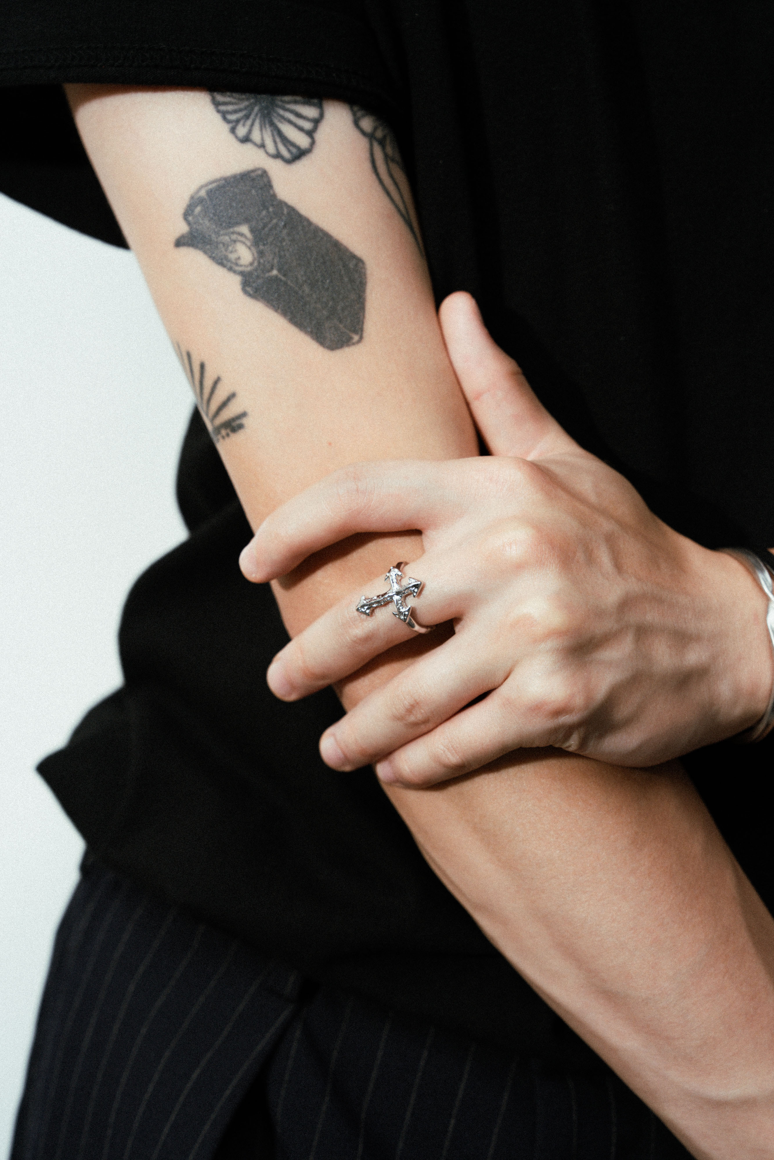 【BLUZ】純銀細紋十字架戒指