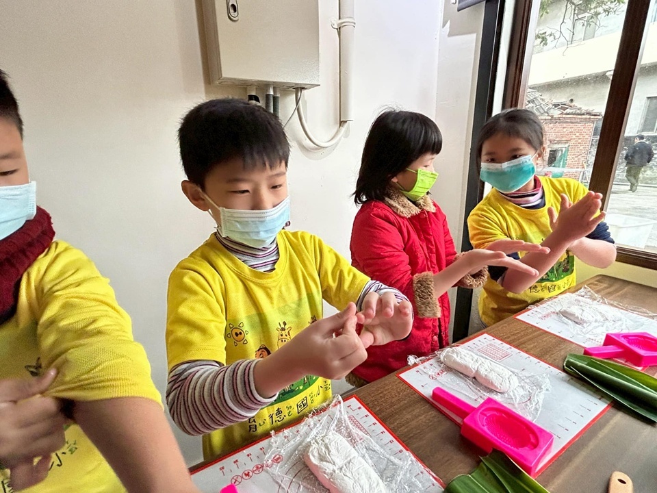 特別設計給 6～12 歲孩子與家長一起參加，從揉米糰、拌餡料、壓模成型到蒸煮出爐，每一步都親手完成紅龜粿。