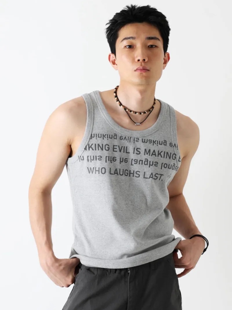 半刻字修身背心