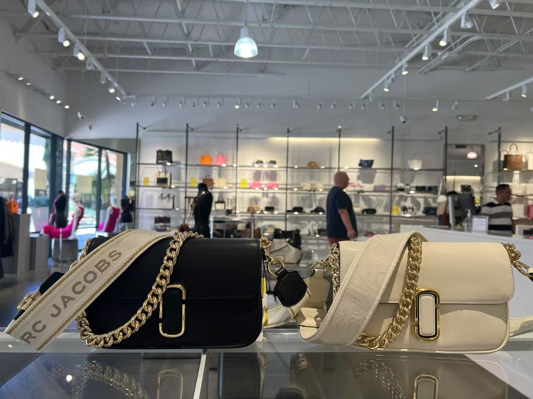 【預購】Marc Jacobs G072304 粗帶金扣斜咩袋