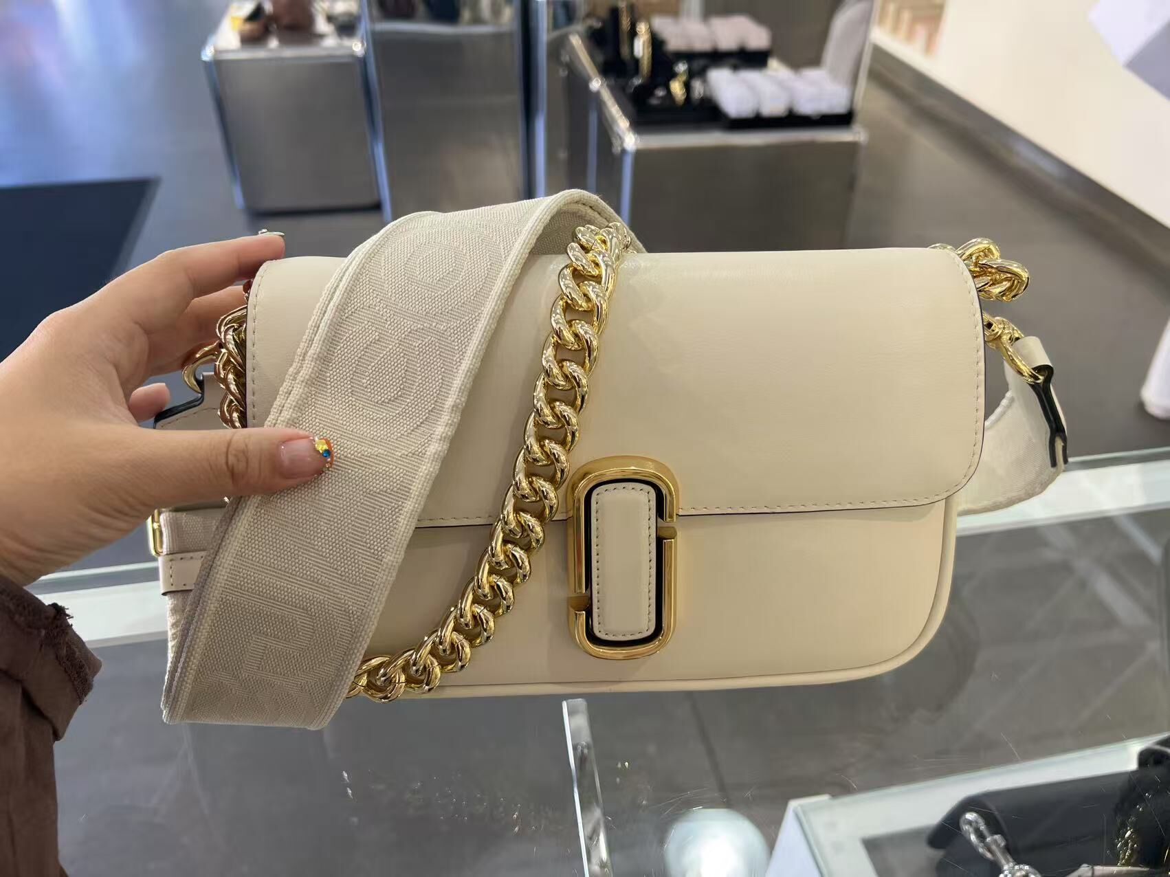 【預購】Marc Jacobs G072304 粗帶金扣斜咩袋