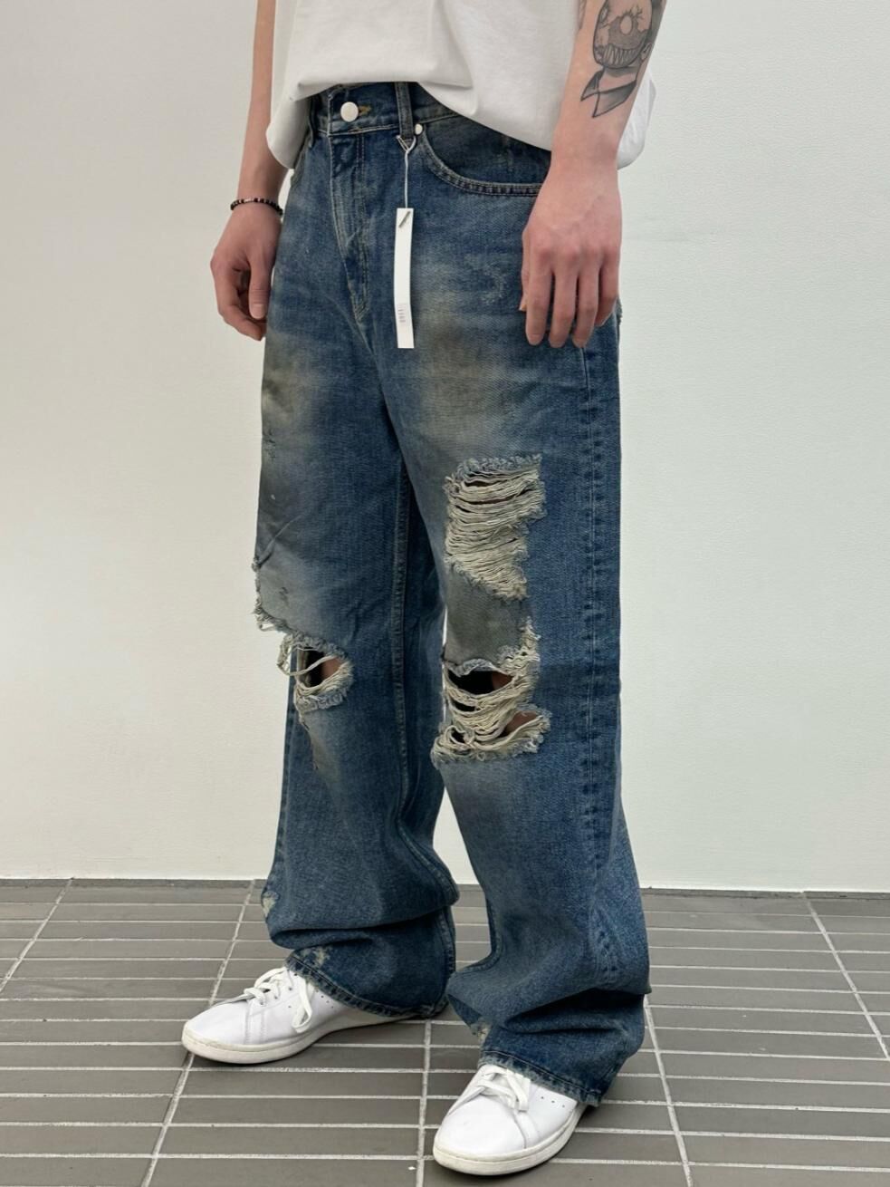 仿污破洞鬆身牛仔褲 WELL DONE-137P