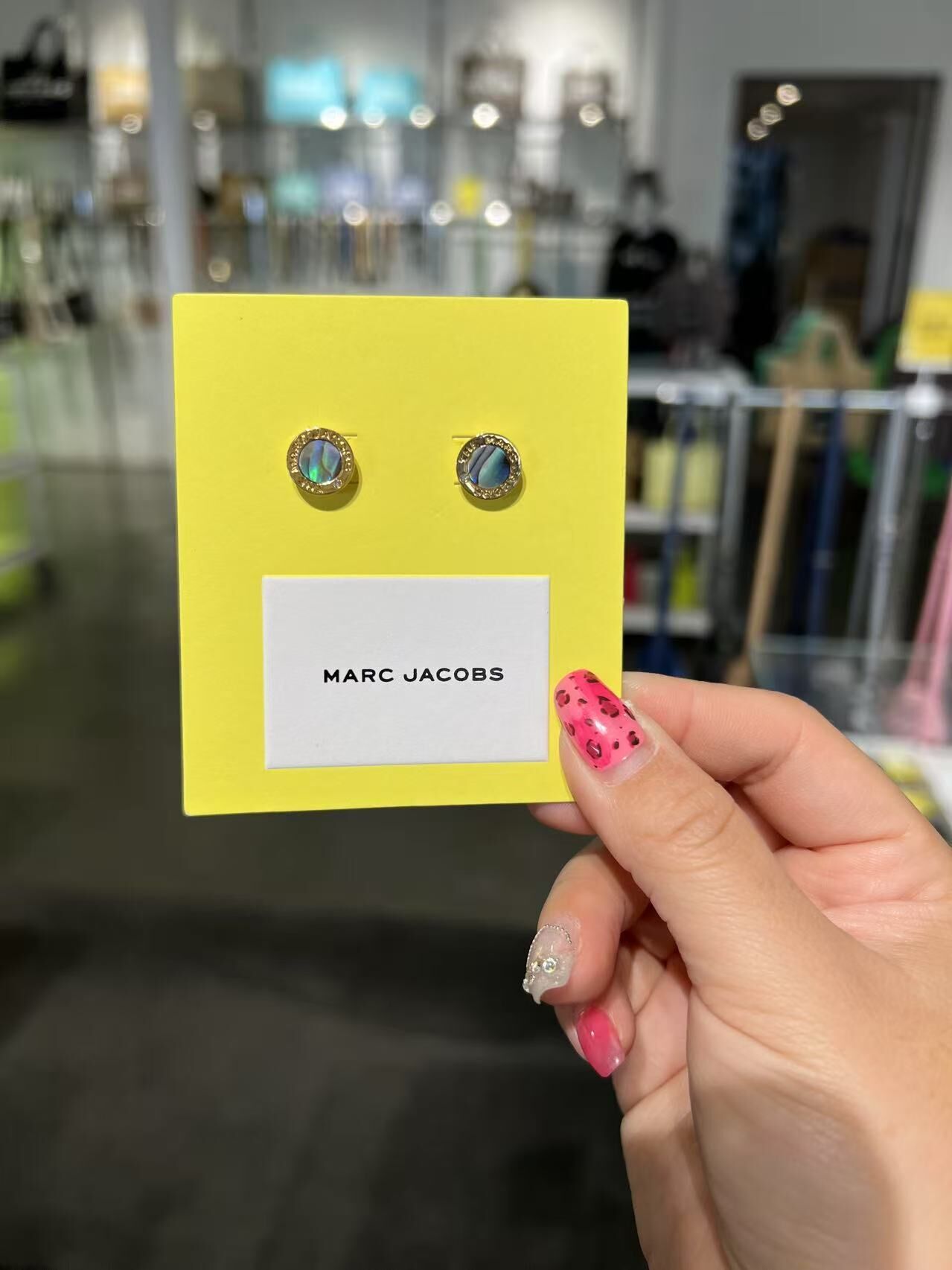 【預購】Marc Jacobs G072324 黑彩貝耳環