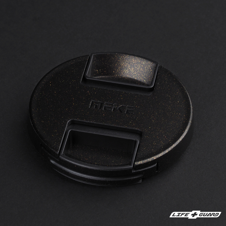 Meike 55mm F1.8 PRO 鏡頭蓋貼膜展示圖，LIFE+GUARD 風格