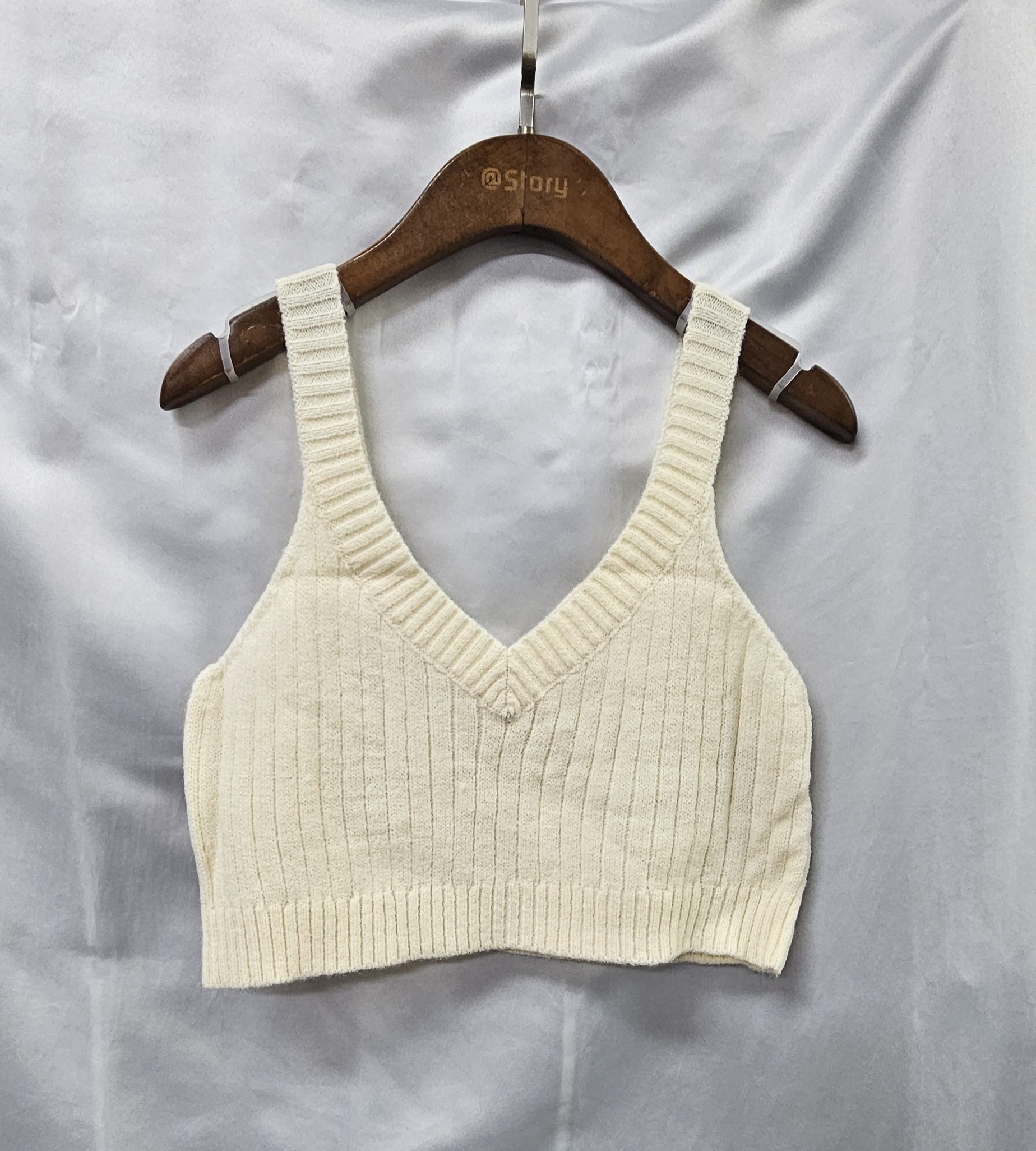 現貨 短身針織冷背心 （清貨價貨品，不設退換）(AT 663)