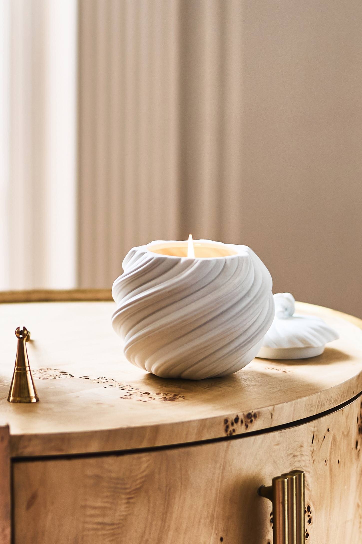 Woody Blackberry 美國白色蘑菇雕刻罐香氛蠟燭