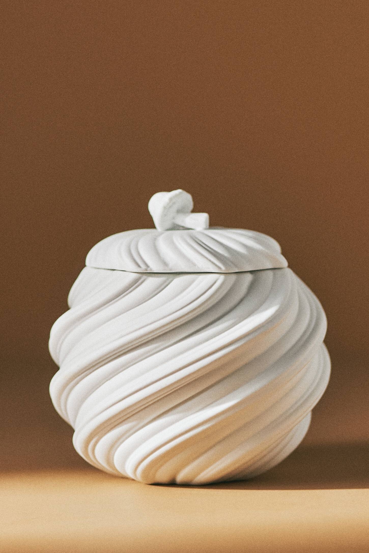 Woody Blackberry 美國白色蘑菇雕刻罐香氛蠟燭