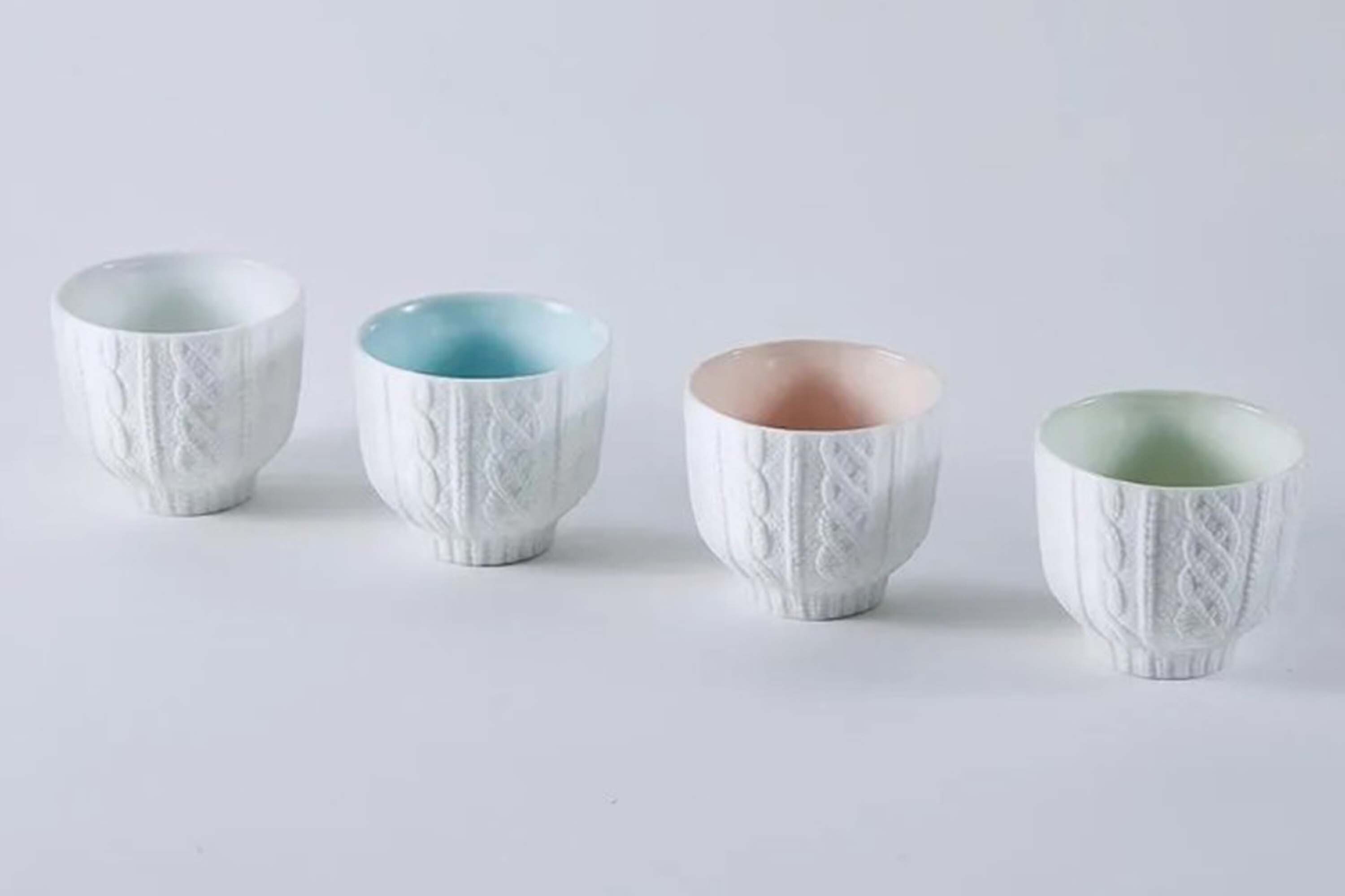立體針織紋樣的日本陶杯，適合各種季節使用冷熱飲、或是承裝甜點、放些花藝裝飾點綴居家。