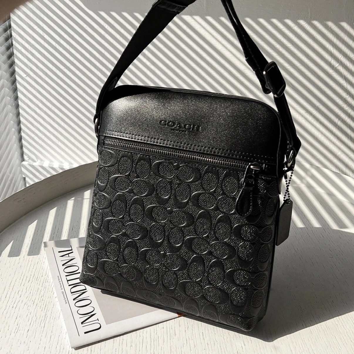 COACH HOUSTON 22 LOGO 壓印 帆布拼接 牛皮革 單肩斜挎包 小號 炭黑色