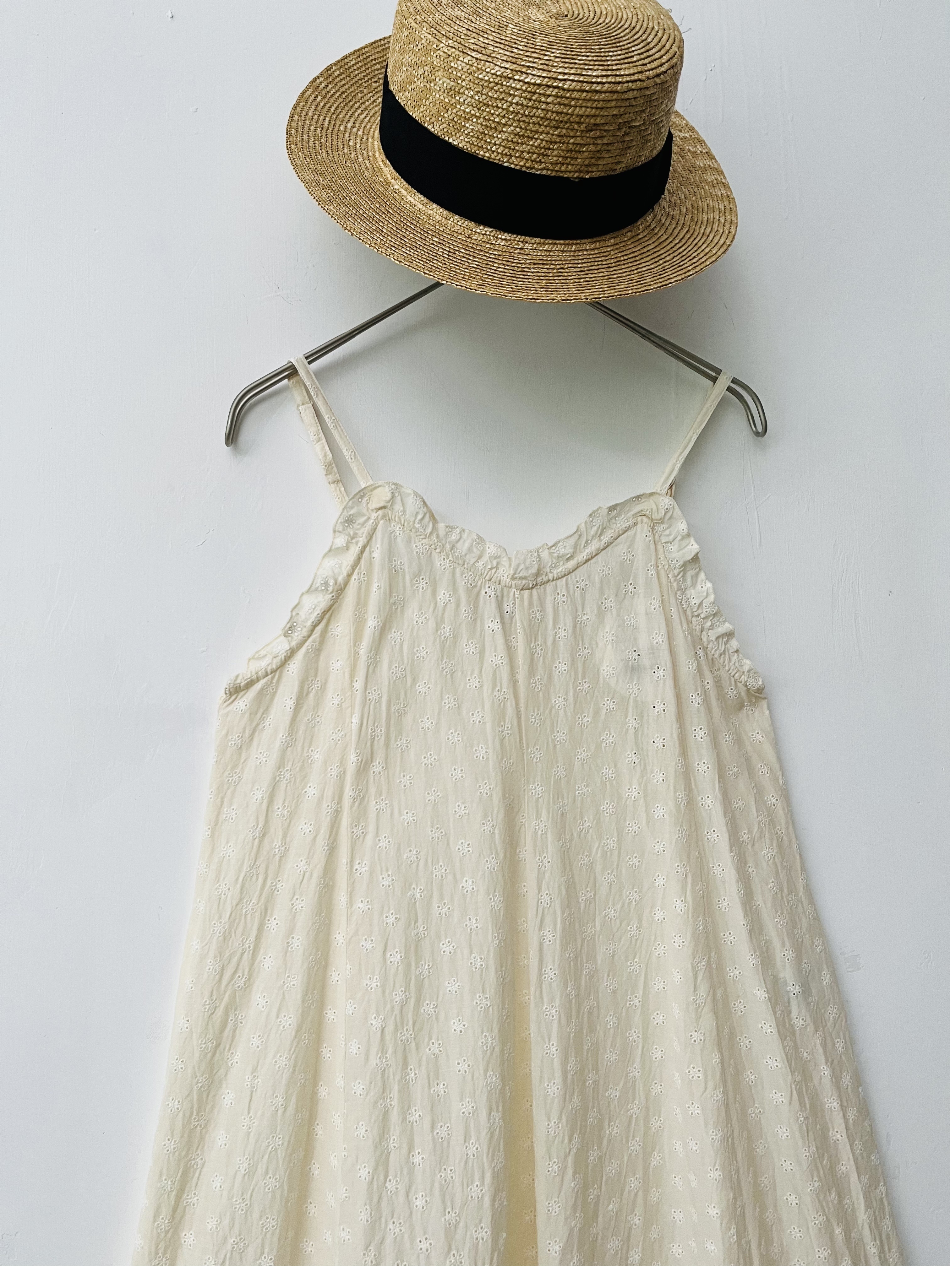 日本製米色刺繡通花吊帶裙