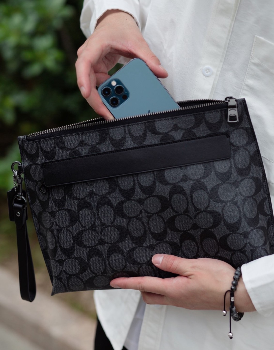 COACH蔻馳 POUCH 30 經典LOGO 塗層帆布拼皮革 手拿包 大號 黑色