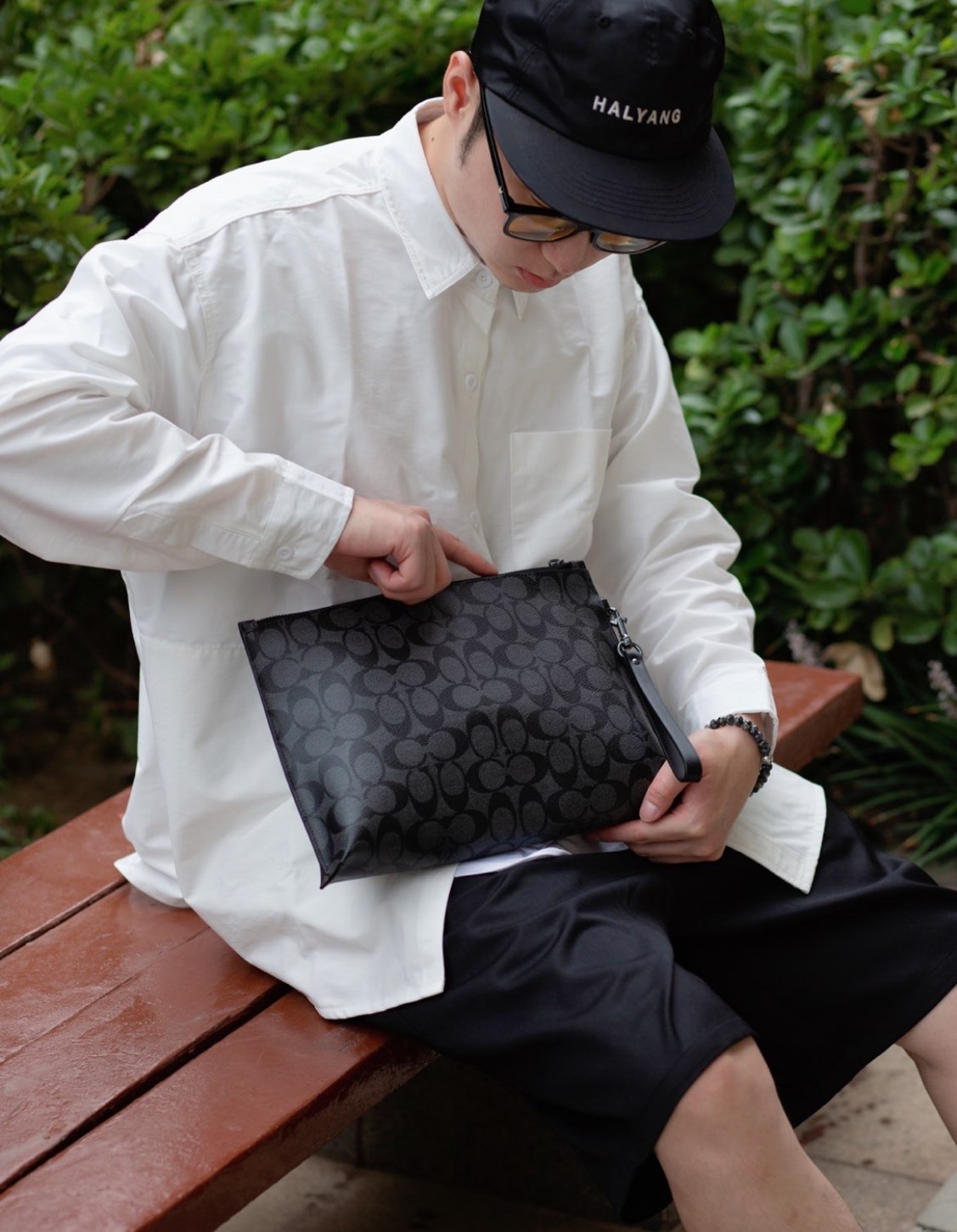 COACH蔻馳 POUCH 30 經典LOGO 塗層帆布拼皮革 手拿包 大號 黑色