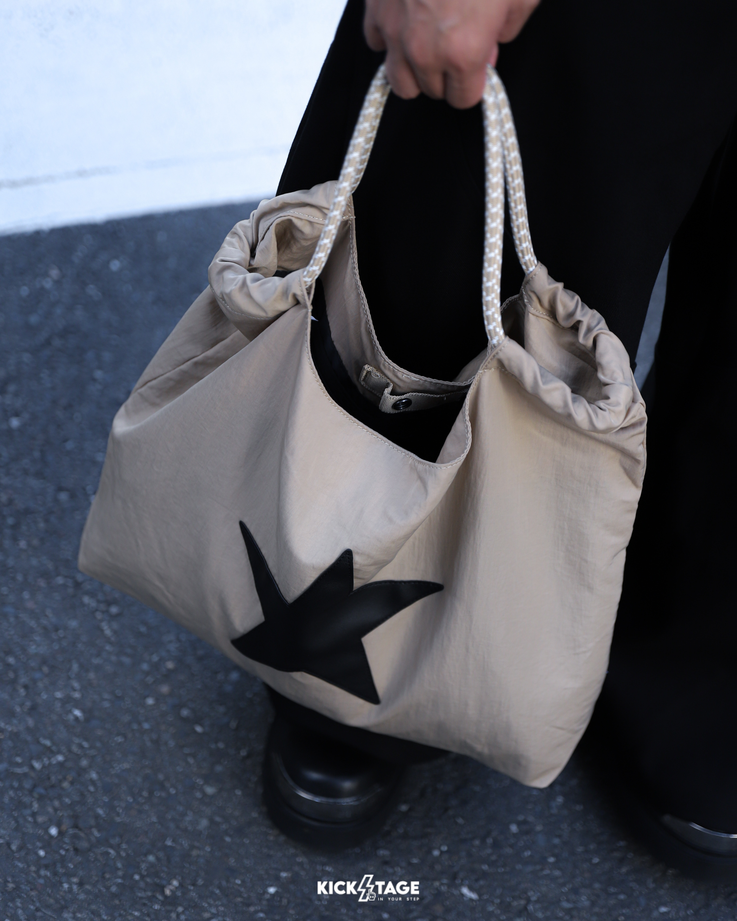 CONVERSE VERSATILE TOTE 淺咖 印花 星星 大容量 內層小袋 釦子 手提包 托特包【UA5753-X63】