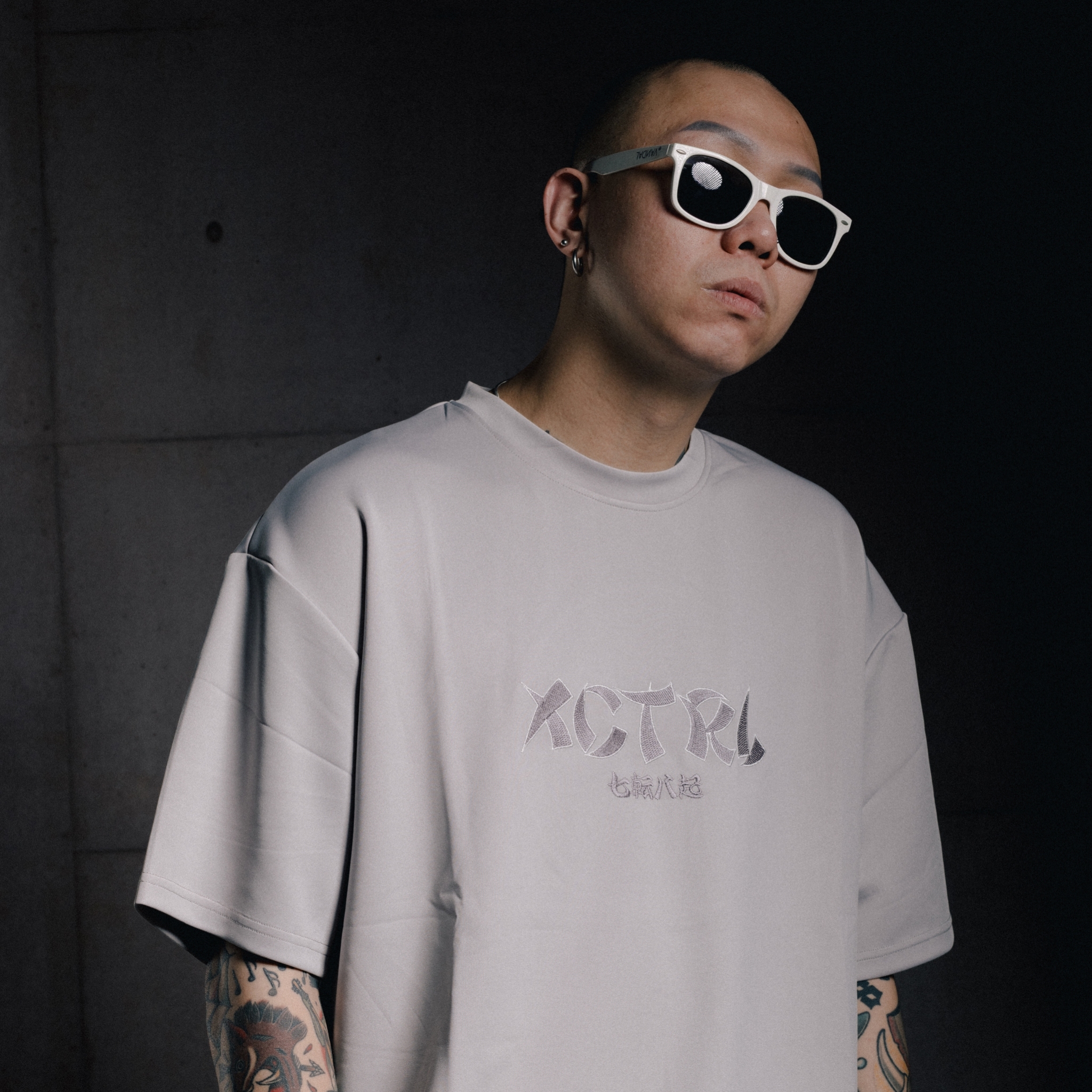 XCTRL 電繡達摩寬版短T-灰