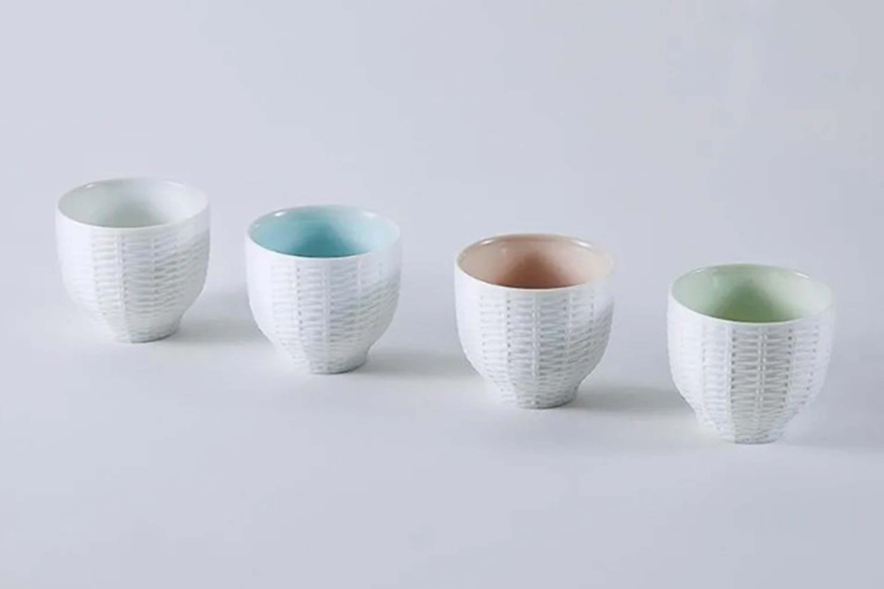 立體藤編紋樣適合各種季節使用冷熱飲、或是承裝甜點、放些花藝裝飾點綴居家的日本陶瓷材質杯子