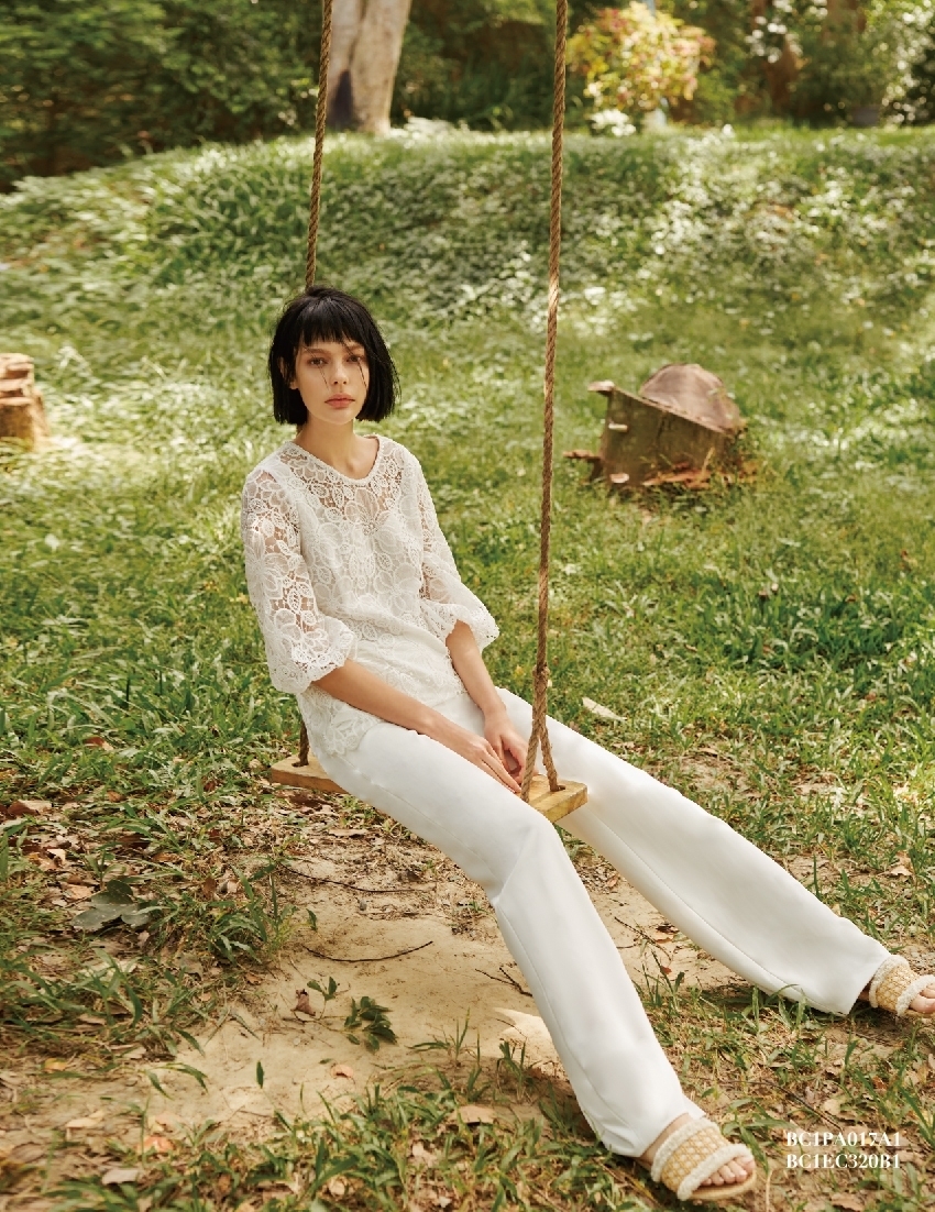 BC1EE105A1 莊園晚宴簍空蓮花肌理優雅上衣