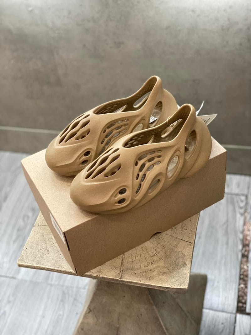 ADIDAS YEEZY FOAM RUNNER "CLAY TAUPE" 淺棕