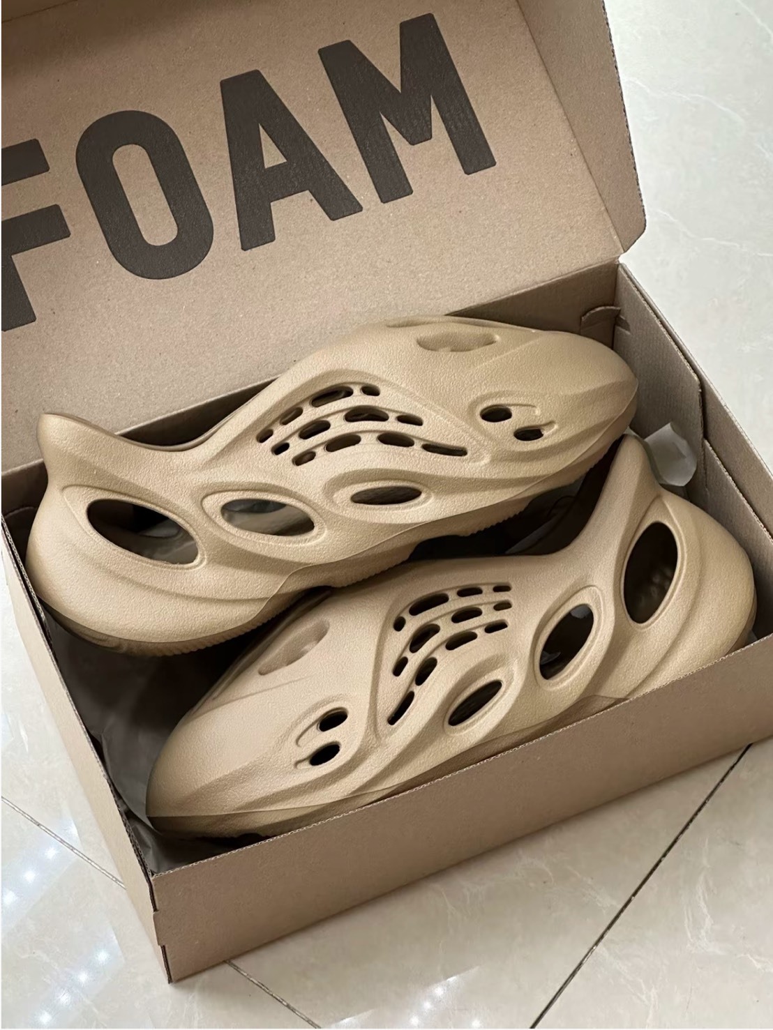 ADIDAS YEEZY FOAM RUNNER "CLAY TAUPE" 淺棕