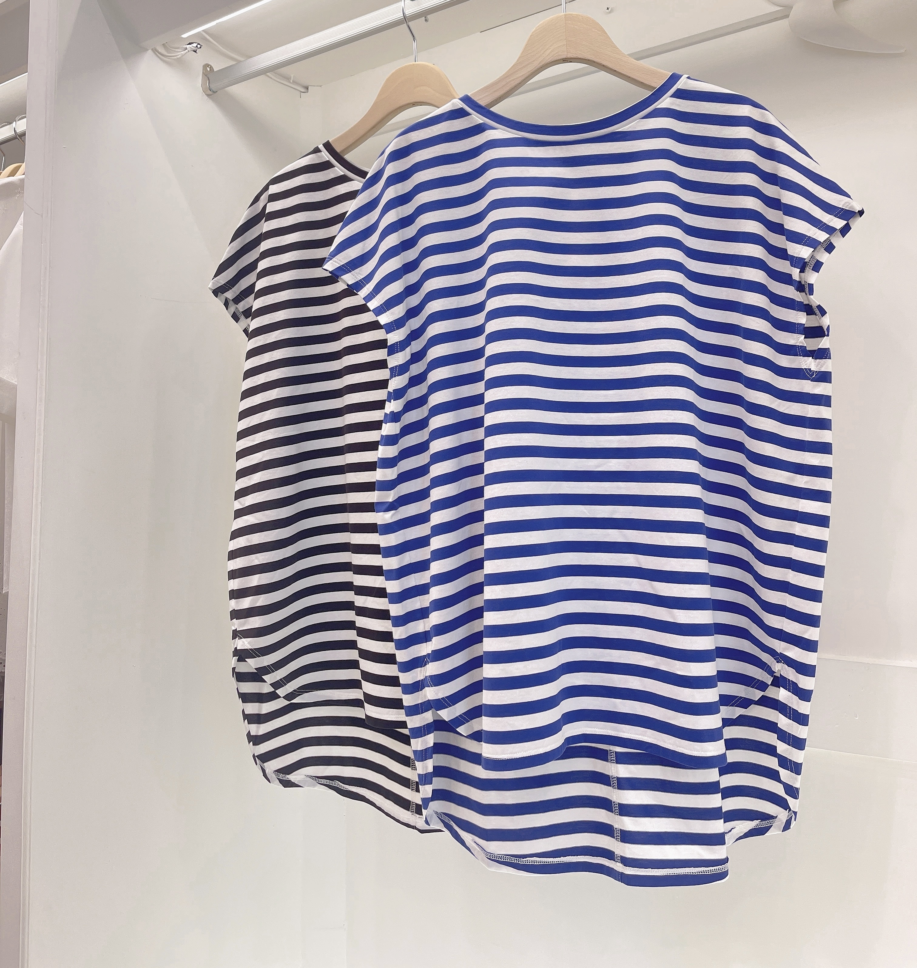 斜袖寬版橫條上衣