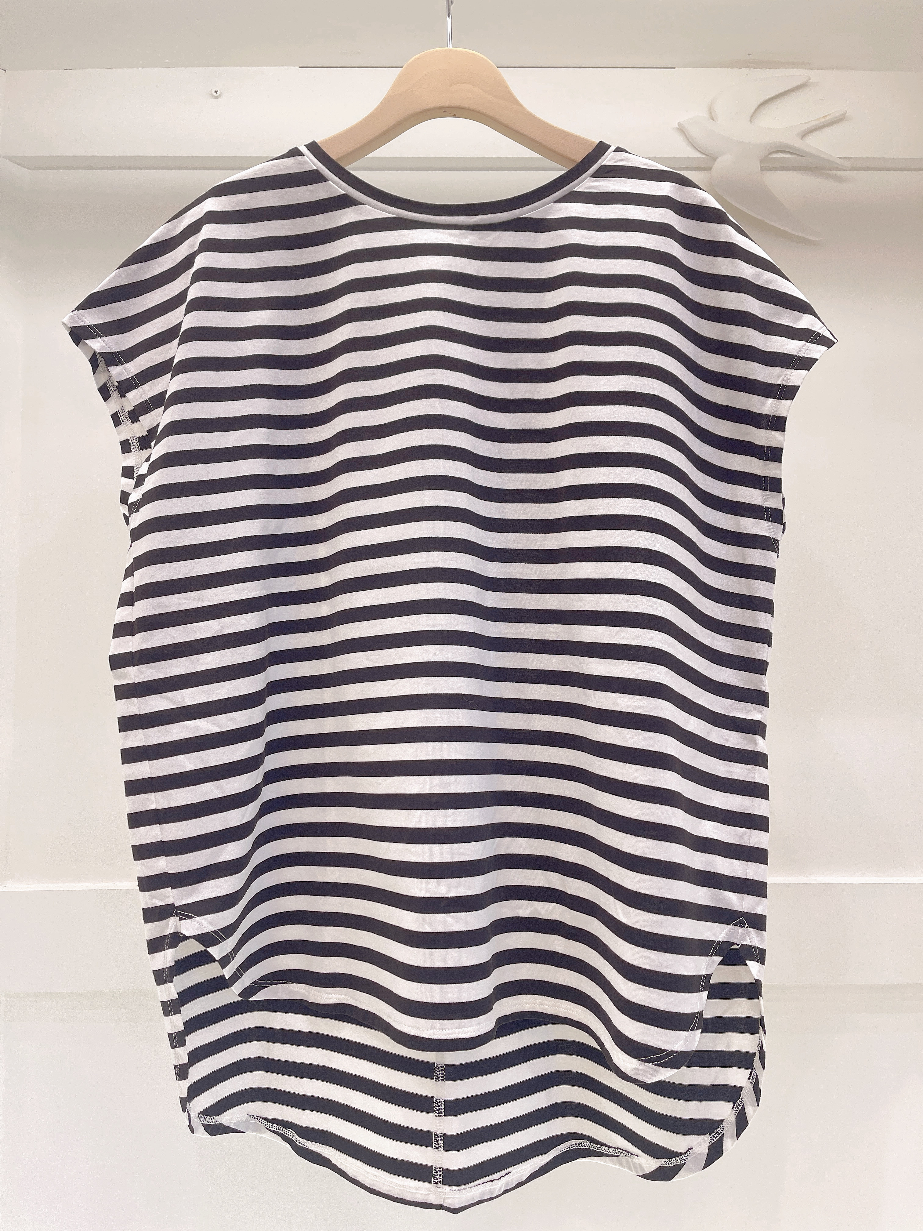 斜袖寬版橫條上衣