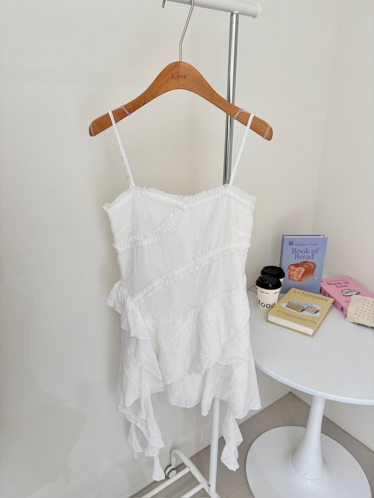 蕾絲細肩不規則下擺背心