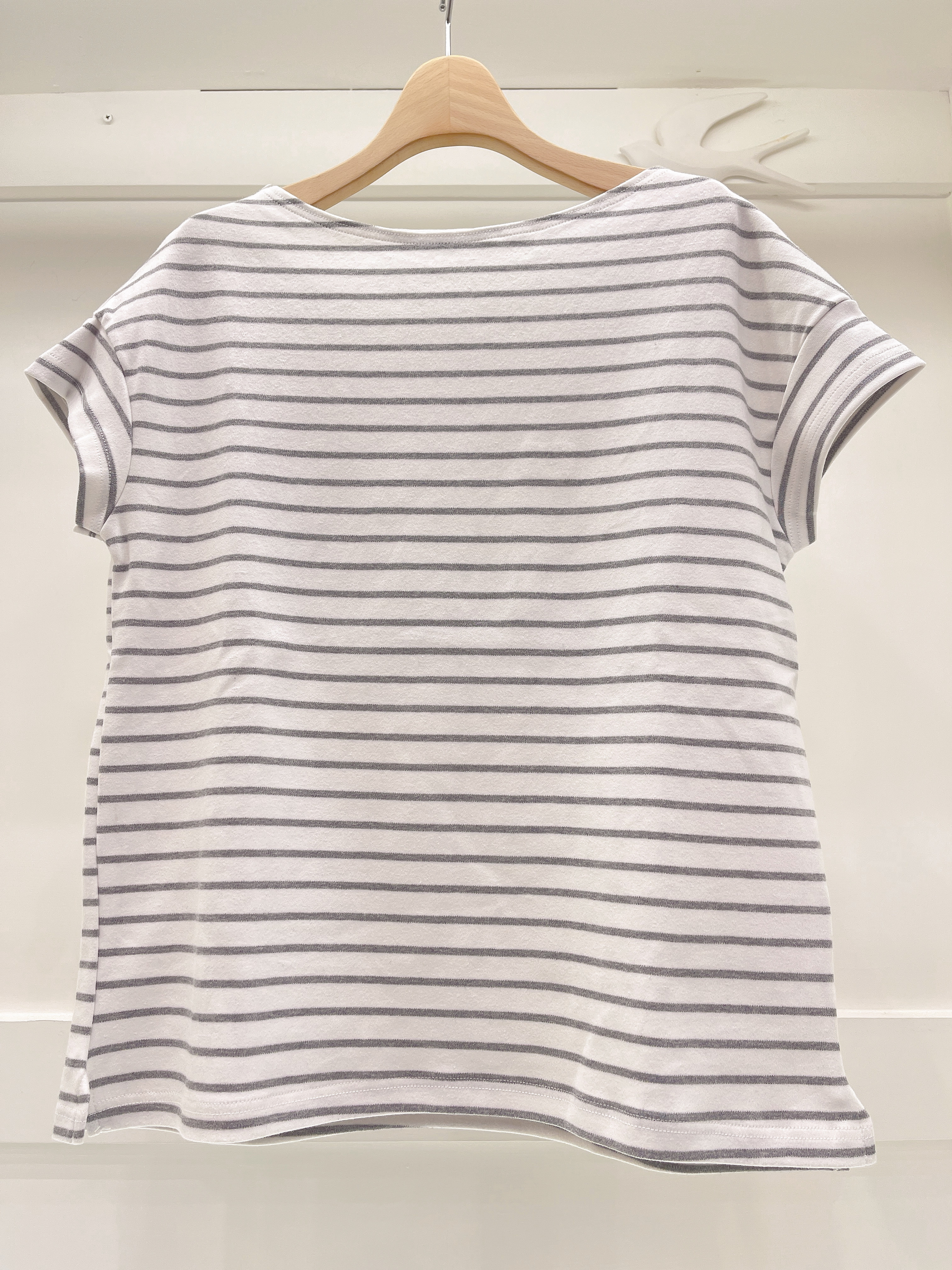 灰白系橫條上衣