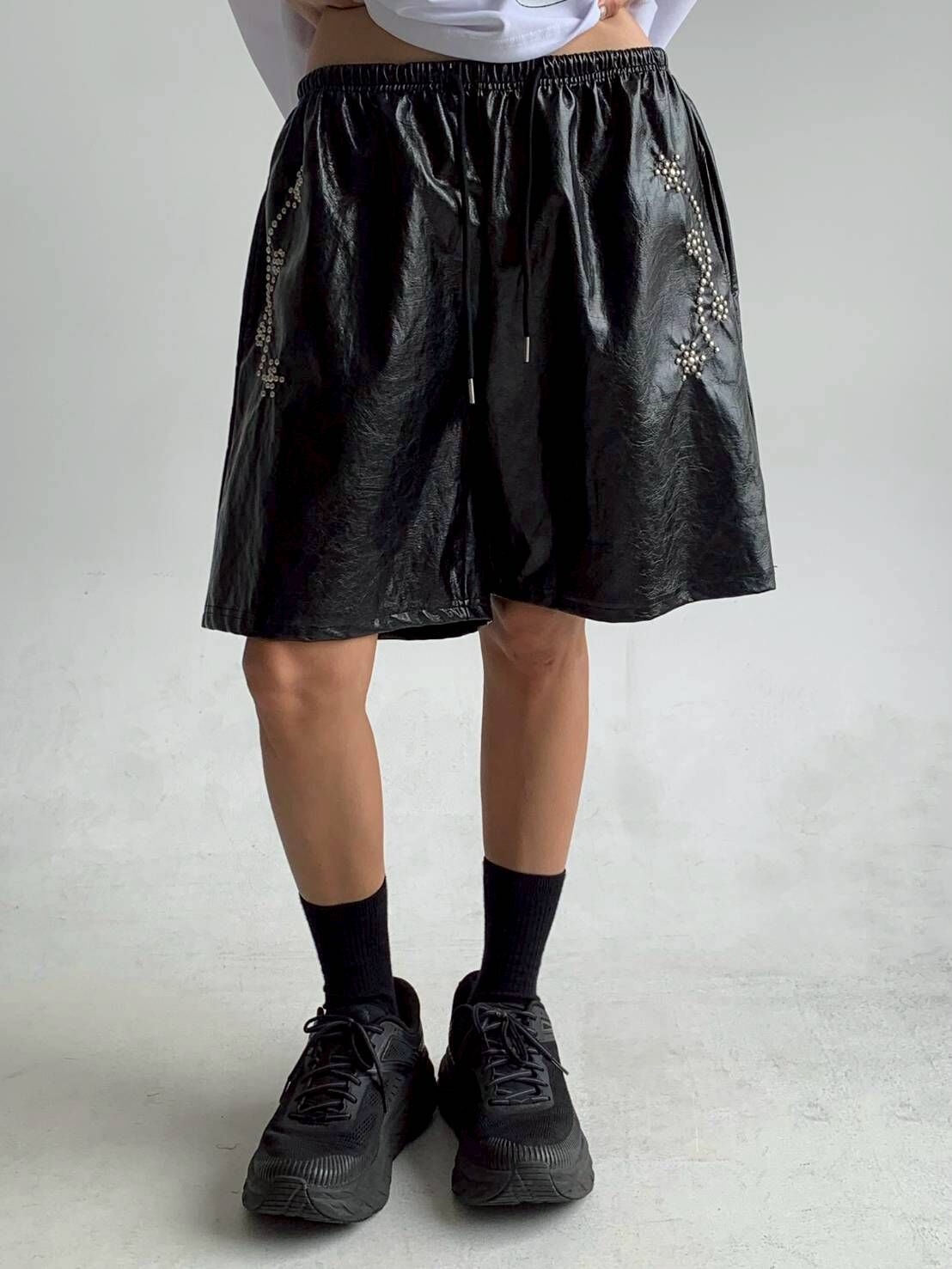 鉚釘圖騰皮革短褲