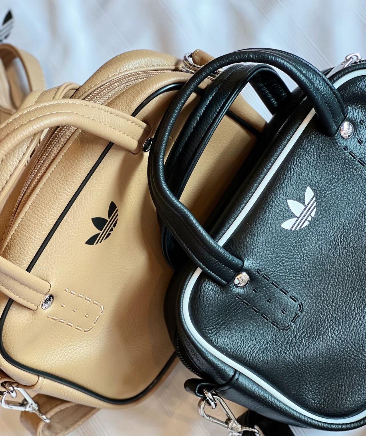 KTQ STORE ‧ Adidas Originals 小型肩背包 黑 JX7872  咖 JX7874