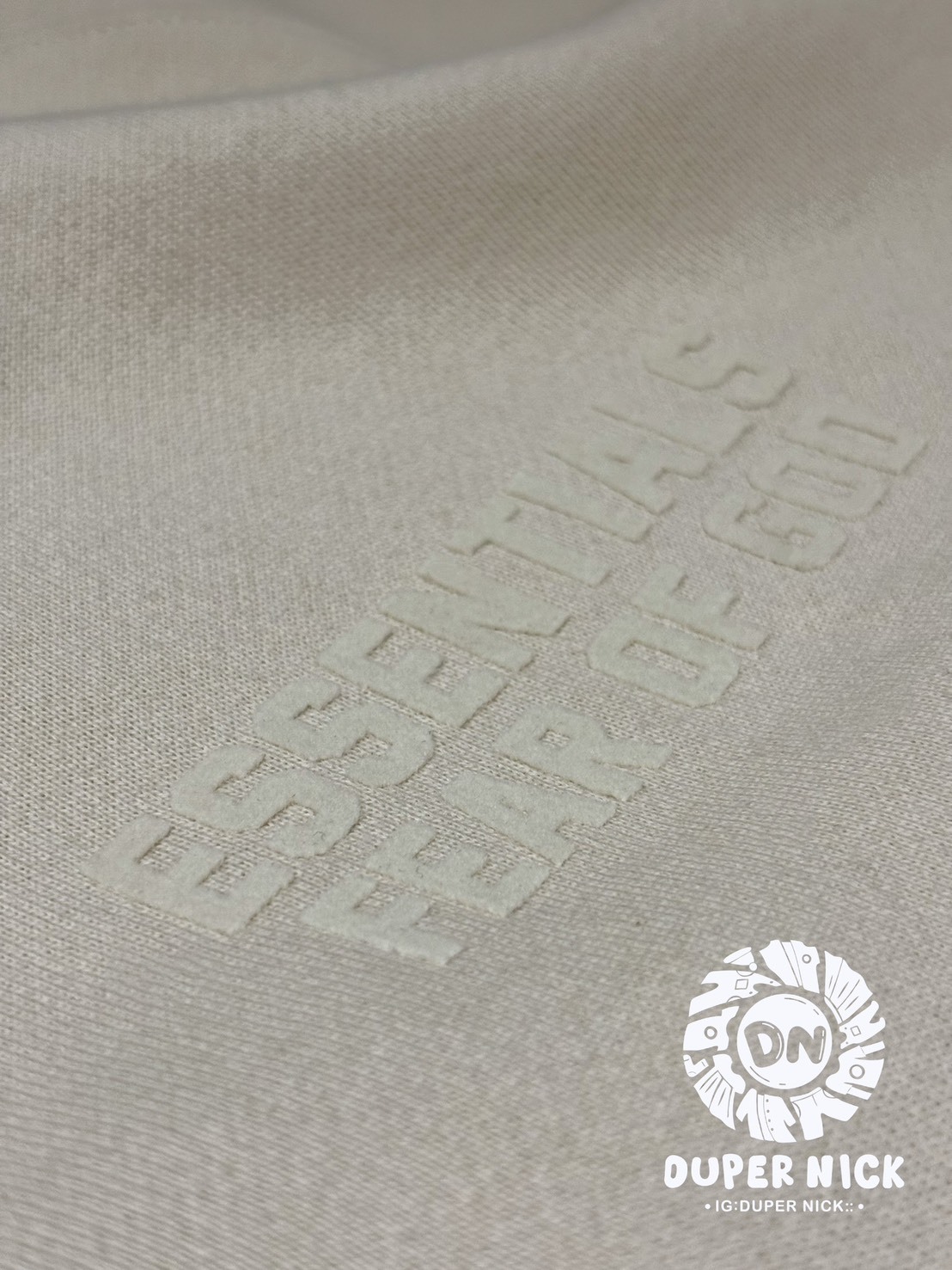 ESSENTIALS  大學TEE