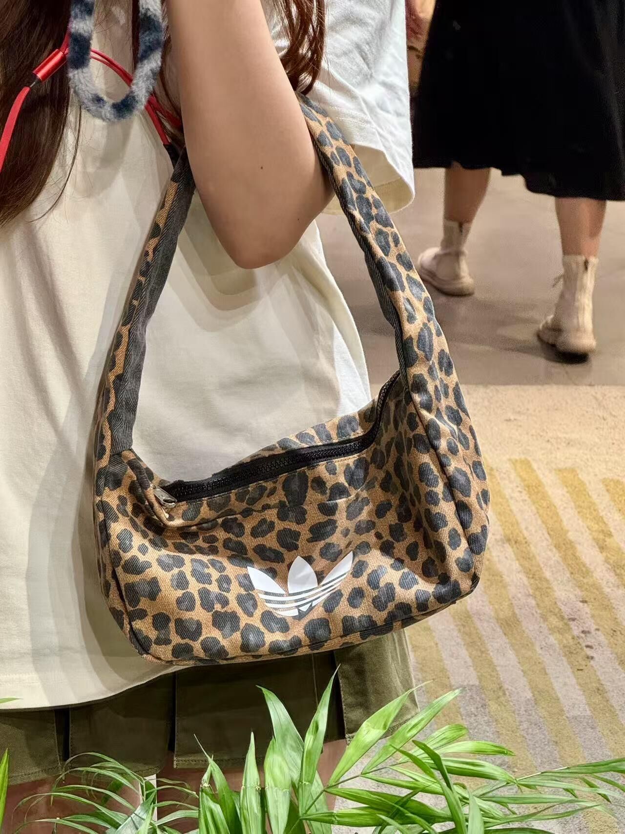 Adidas Originals Leopard 豹紋單肩包 腋下包 棕色 斑點 帆布 三葉草 JX3198/預購