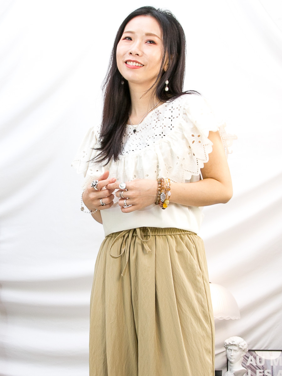 【夏日SUMMER SALE】胸位刺繡RUFFLE．領位通通刺繡 麻棉料TOP【不設退換】【因SUMMER SALE訂單較多，需要7-10個工作天才安排出貨】