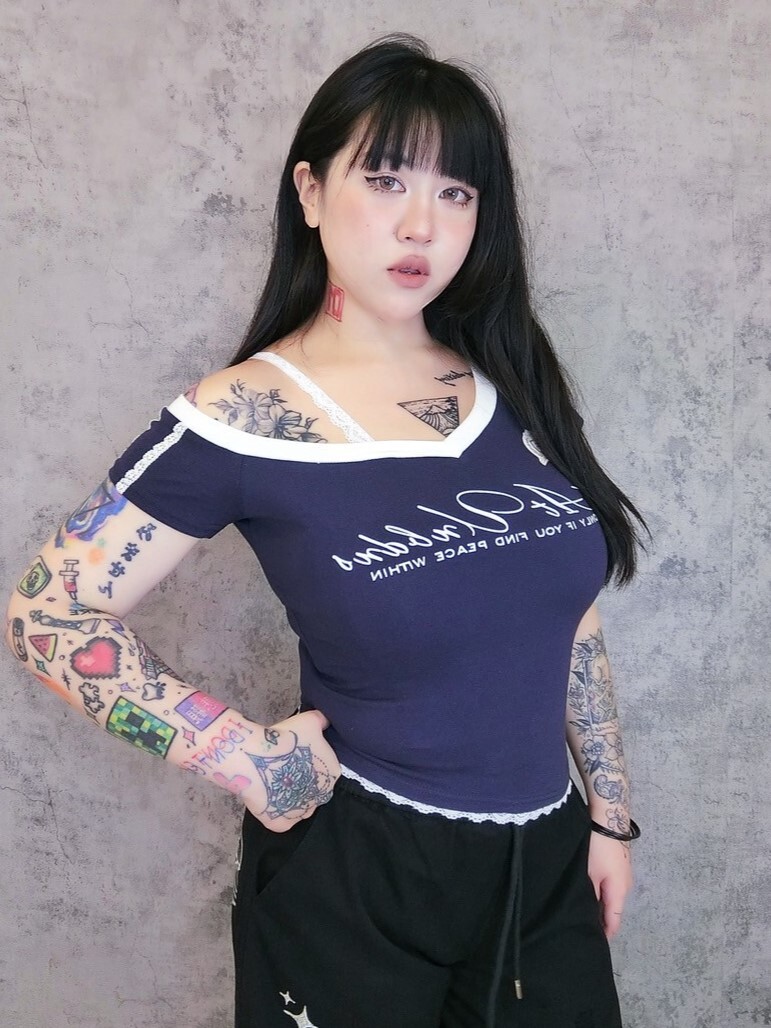 甜心辣妹運動風斜肩蕾絲拼接上衣