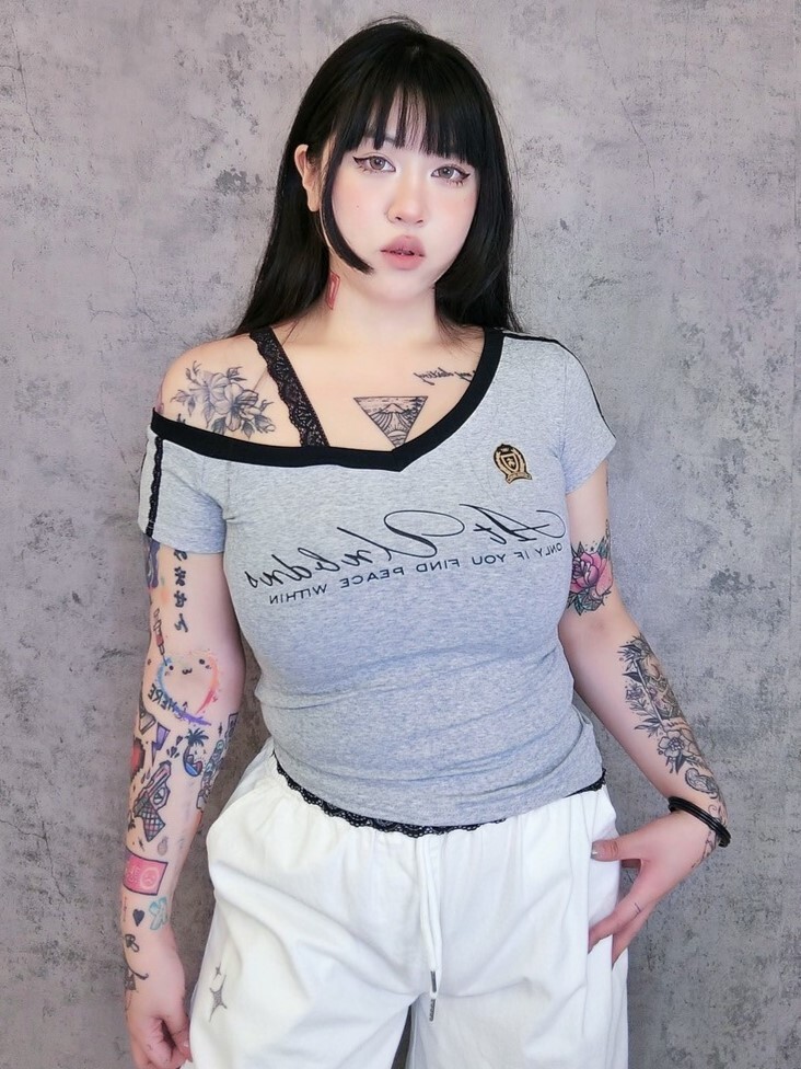 甜心辣妹運動風斜肩蕾絲拼接上衣