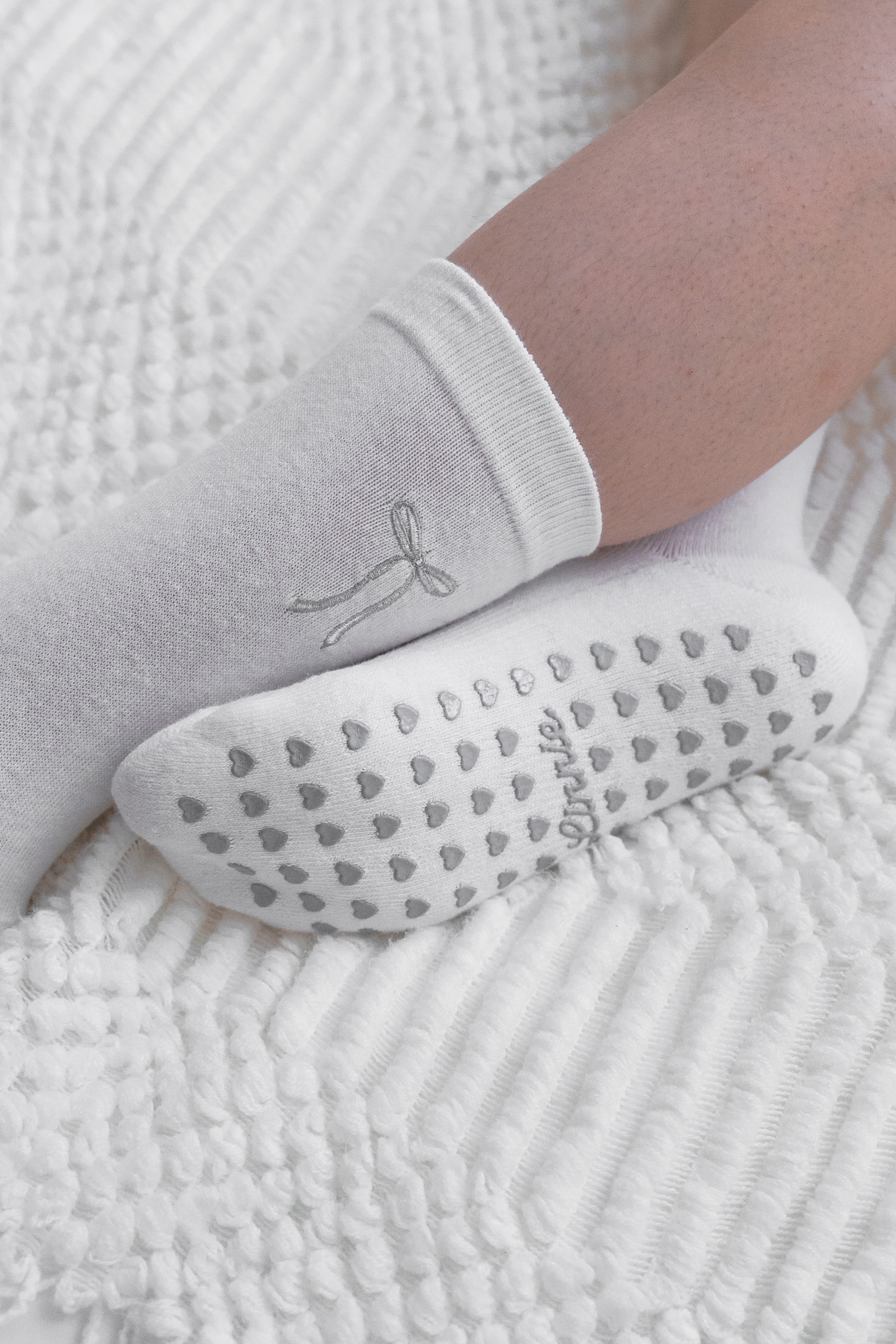 MIT 刺繡蝴蝶結 止滑襪 / 白