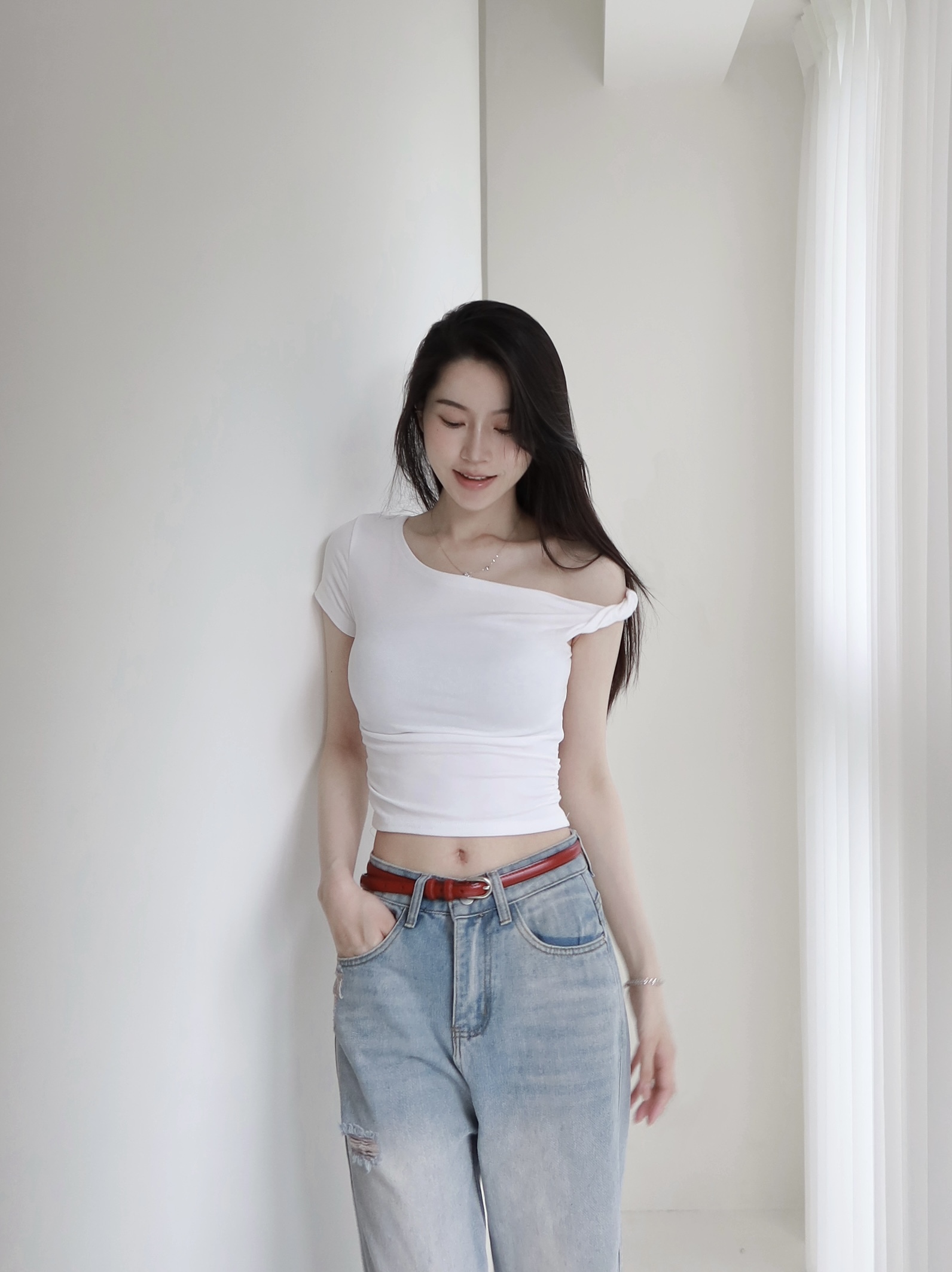 不對稱單肩扭結上衣