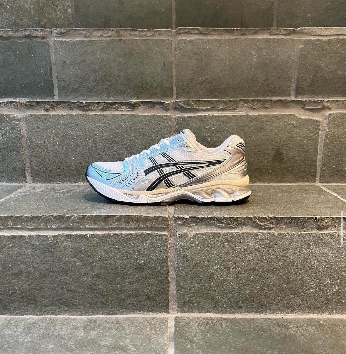 ASICS GEL-KAYANO 14｜銀白復古跑鞋