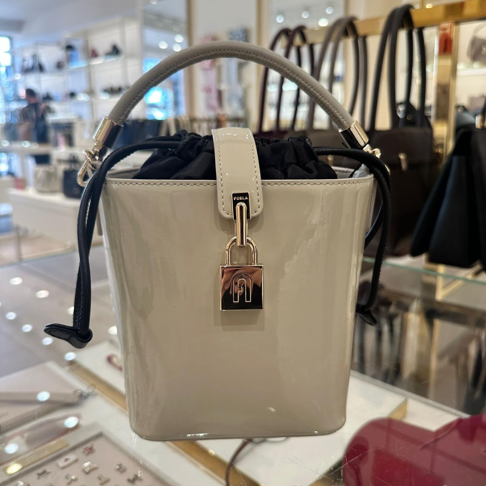 【直播】Q072404 Furla Artemis 鎖匙扣米色水桶包
