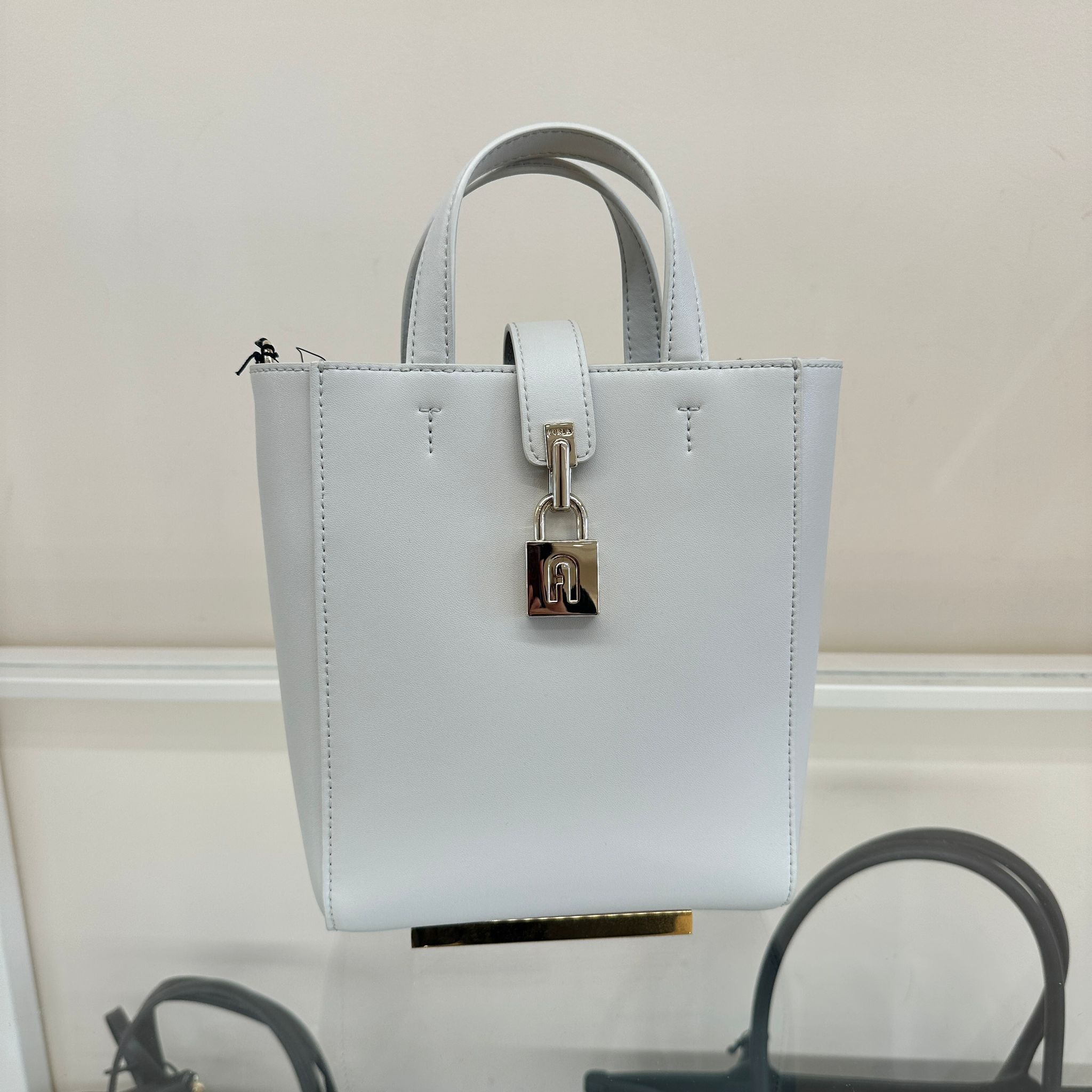 【直播】Q072406 Furla Artemis 鎖匙扣白色托特包