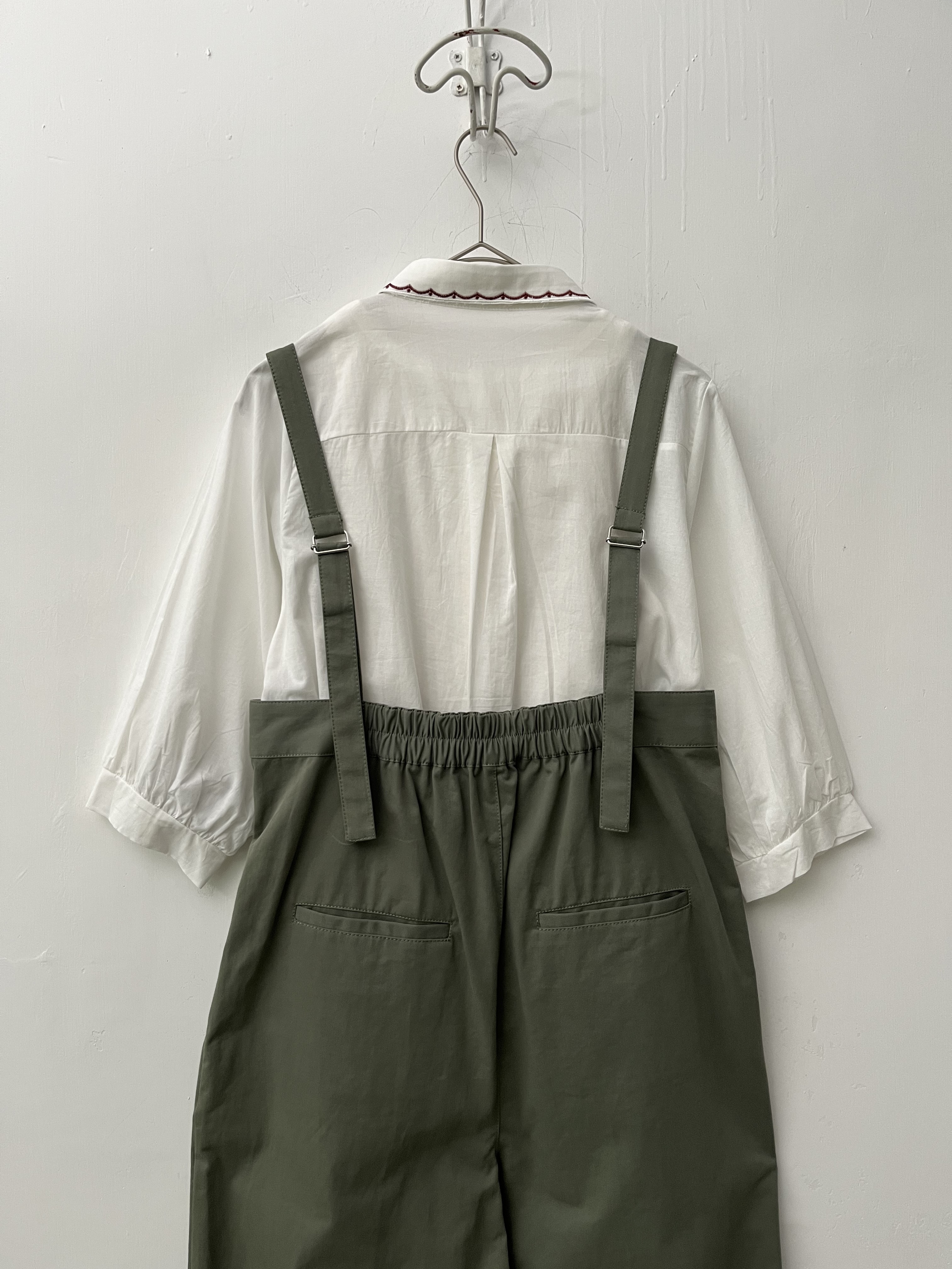 Crand PARK軍绿色吊帶褲