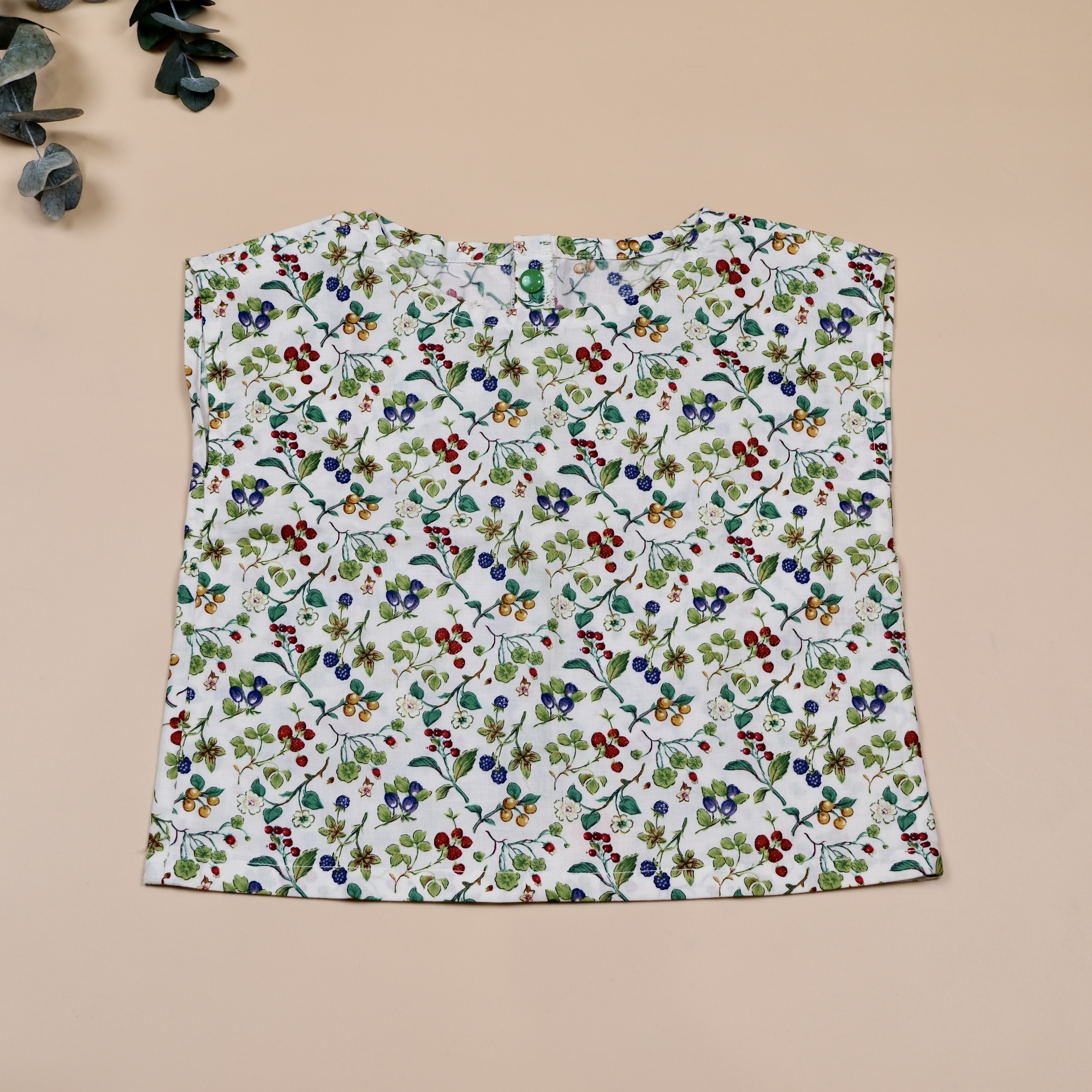 白底莓果 ⬗ 無袖上衣